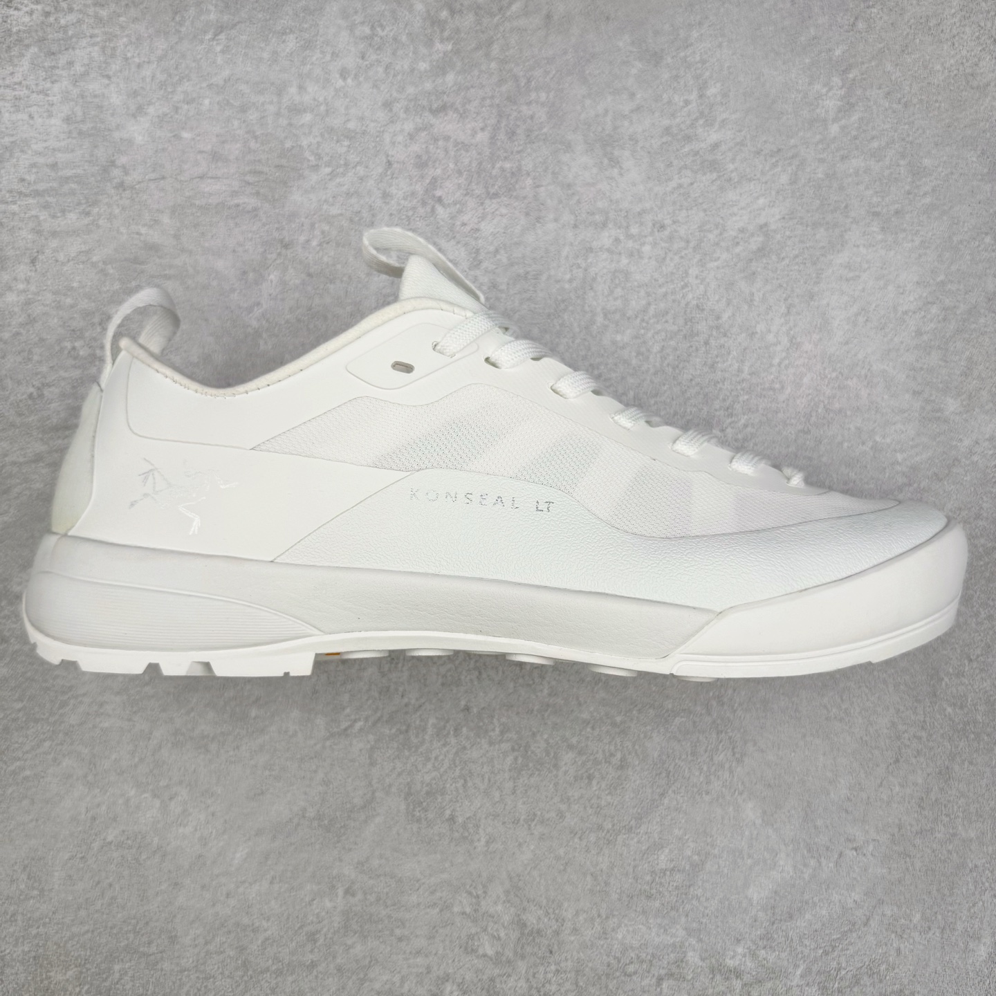 ＃HP Arcteryx Konseal Lt 始祖鸟舒适百搭防滑耐磨低帮登山鞋 Arcteryx中文名始祖鸟 加拿大户外服饰品牌 1989年创立于加拿大温哥华 始祖鸟来自加拿大海岸山脉 植根高山的专业户外品牌 始终秉承对精湛设计和工艺孜孜以求的准则 从1989年创立至今 Arcteryx始终不断在产品设计与做工上不惜工本 以满足始祖鸟的标准 品质、设计以及精简的理念造就了其良好的性能 并能满足严苛环境下的使用需求 尺码：36 37 38 39 40 41 42 43 44-选品中心