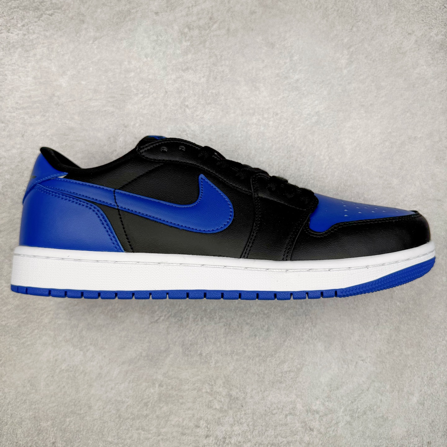 ＃K版 Air Jordan AJ1 Low 低帮 黑蓝 IB1981-004 全新流水线出品 DT版本唯一平替选择 市场第二梯队最强版 全部原鞋开发 原楦原纸板开发 全鞋电脑针车 原厂内置全掌气垫 原盒内在原标 唯一Zp原版鞋带绑法 免检产品 全新2022版型 全头层皮料 完美零毛边处理 原厂配置全掌气垫 价格定位良心 几十个配色陆续出货 实拍调校N版已经零色差零失真 百分百还原实物色彩所见即所得 不存在货不对板色差等低级问题 选购参考实物拍摄 不混卖不参货 只用心做好货严格选品 承诺混一赔十 尺码：36 36.5 37.5 38 38.5 39 40 40.5 41 42 42.5 43 44 44.5 45-选品中心