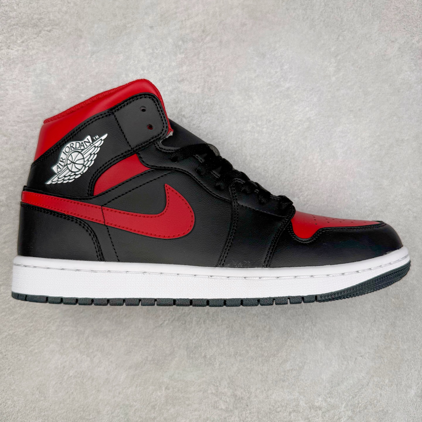 ＃K版 Air Jordan AJ1 Mid 中帮 黑红 DQ8426-067 原厂内置全掌气垫 A模大底 头层小牛皮 鞋舌AJ原厂专用牛津布+AJ专用反口珍珠布+原厂无杂质高弹内里海棉 特殊封边弹力鞋带 全网唯一头层牛皮 原鞋开模 拒绝公底 购置公司同步原材料 原汁原味 忠于原版‼️尺码：36 36.5 37.5 38 38.5 39 40 40.5 41 42 42.5 43 44 44.5 45 46 47.5-选品中心