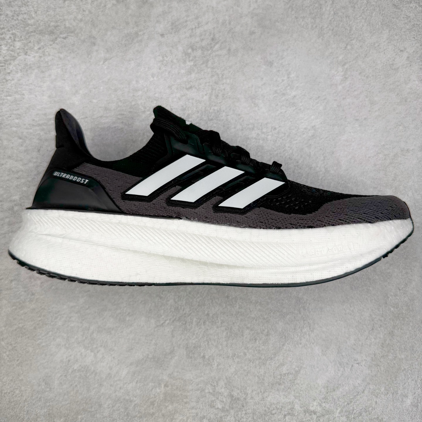 ＃纯原 AD Ultra Boost 5X 2025高性能版5X系列UB低帮袜套式针织透气缓震休闲运动慢跑鞋 JH9963 全新Ultraboost 5X官宣，颠覆以往，迎来该系列自2015年首次亮相最大一次革新！从鞋面到中底配置都有新的突破，跟着小编一同探究“阿迪UB有史以来最大升级”！Ultraboost 5X革新中底配置，采用LightBoost V2泡沫，与Ultraboost Light相比，前掌能量反馈增加2%。与此同时“加厚不增重”，中底相较于上一代更轻，让跑者每一次迈步都能得到更柔软、更澎湃的能量反馈。搭配X形“Torsion System”扭转系统，助力跑者从落地到脚趾离地过程的平稳过渡。Ultraboost 5X升级中足锁定性能，革新Mono Primeknit自适应鞋面配置，搭配轻质无笼鞋面结构，更加贴合跑者脚部。大底由Continental™橡胶制成，更耐磨，抓地力更出色。Adidas全新推出ULTRABOOST 5X，专注日常跑步，适用于任何级别的跑者，无距离门槛限制。兼具有氧跑、中短距离慢跑、节奏跑、间歇跑、日常通勤等各种场景，ULTRABOOST 5X都能给你带来优质的跑步体验。尺码：39⅓ 40 40⅔ 41⅓ 42 42⅔ 43⅓ 44 44⅔ 45 46 47⅔ 48-选品中心