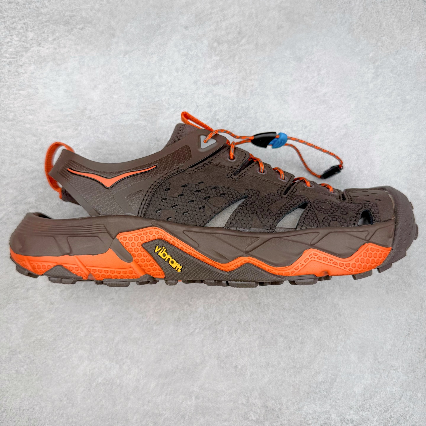 ＃HK纯原 HOKA One One Hopara Sandals 霍帕拉系列水路两用溯溪涉水休闲户外露营凉鞋 作为先锋品牌的 HOKA ONE ONE总是以独特的方式 HOPA RA是一款溯溪鞋 又名排水鞋 可长期用于涉水和溯溪 保护脚底和脚趾的安全和舒适 鞋面材料速干 透气 耐磨 鞋底防滑 耐磨 抓地能力强 出于安全考虑 设计要求较高 涉水溯溪过程中 水 泥沙 可以直接从鞋内大孔排出 细纹鞋底使在岩石上抓地能力强 避免打滑 而上路后 鞋面具有快干透气等优点 尺码：36 36.5 37.5 38 39 40 40.5 41 42 42.5 43 44 45-选品中心