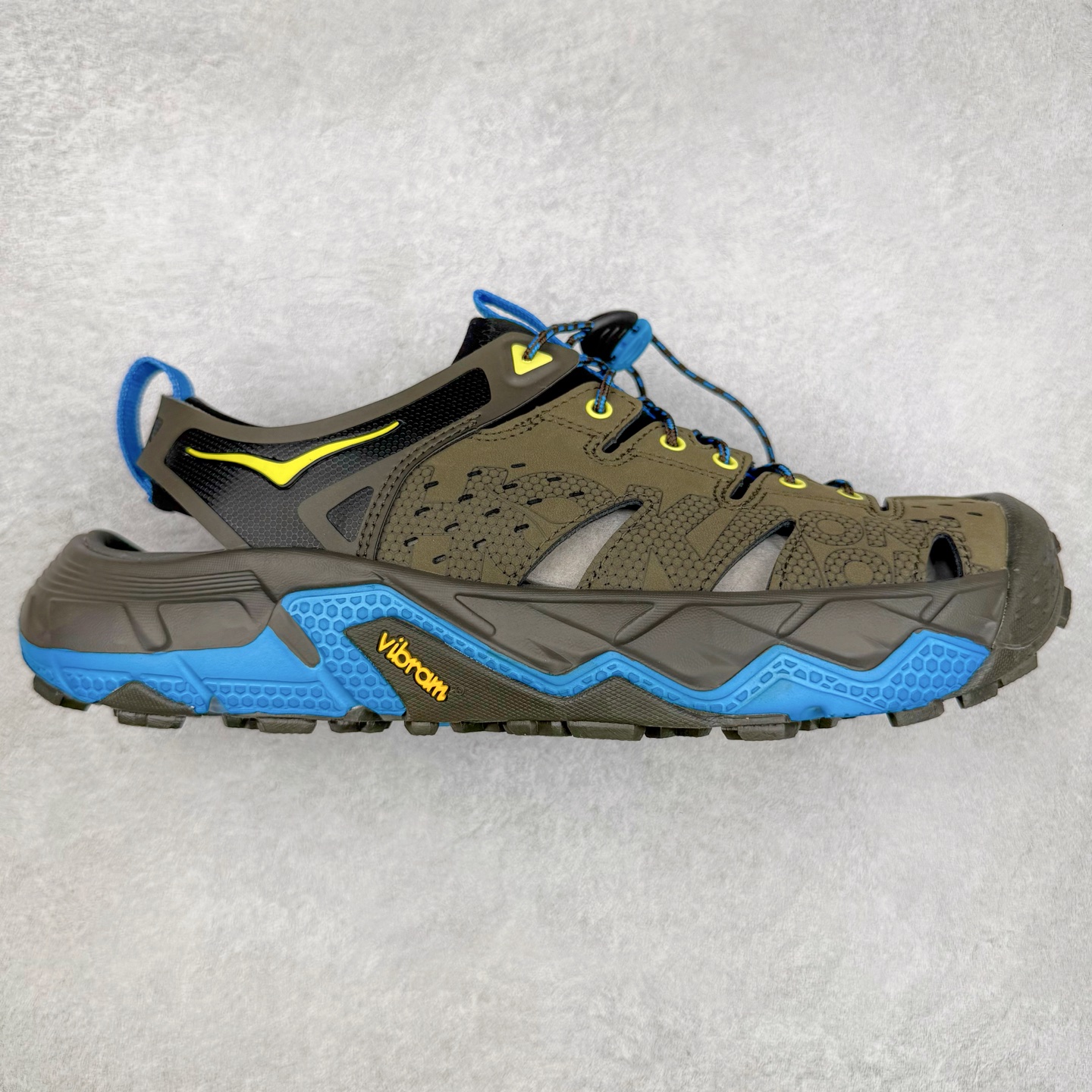 ＃HK纯原 HOKA One One Hopara Sandals 霍帕拉系列水路两用溯溪涉水休闲户外露营凉鞋 作为先锋品牌的 HOKA ONE ONE总是以独特的方式 HOPA RA是一款溯溪鞋 又名排水鞋 可长期用于涉水和溯溪 保护脚底和脚趾的安全和舒适 鞋面材料速干 透气 耐磨 鞋底防滑 耐磨 抓地能力强 出于安全考虑 设计要求较高 涉水溯溪过程中 水 泥沙 可以直接从鞋内大孔排出 细纹鞋底使在岩石上抓地能力强 避免打滑 而上路后 鞋面具有快干透气等优点 尺码：36 36.5 37.5 38 39 40 40.5 41 42 42.5 43 44 45-选品中心