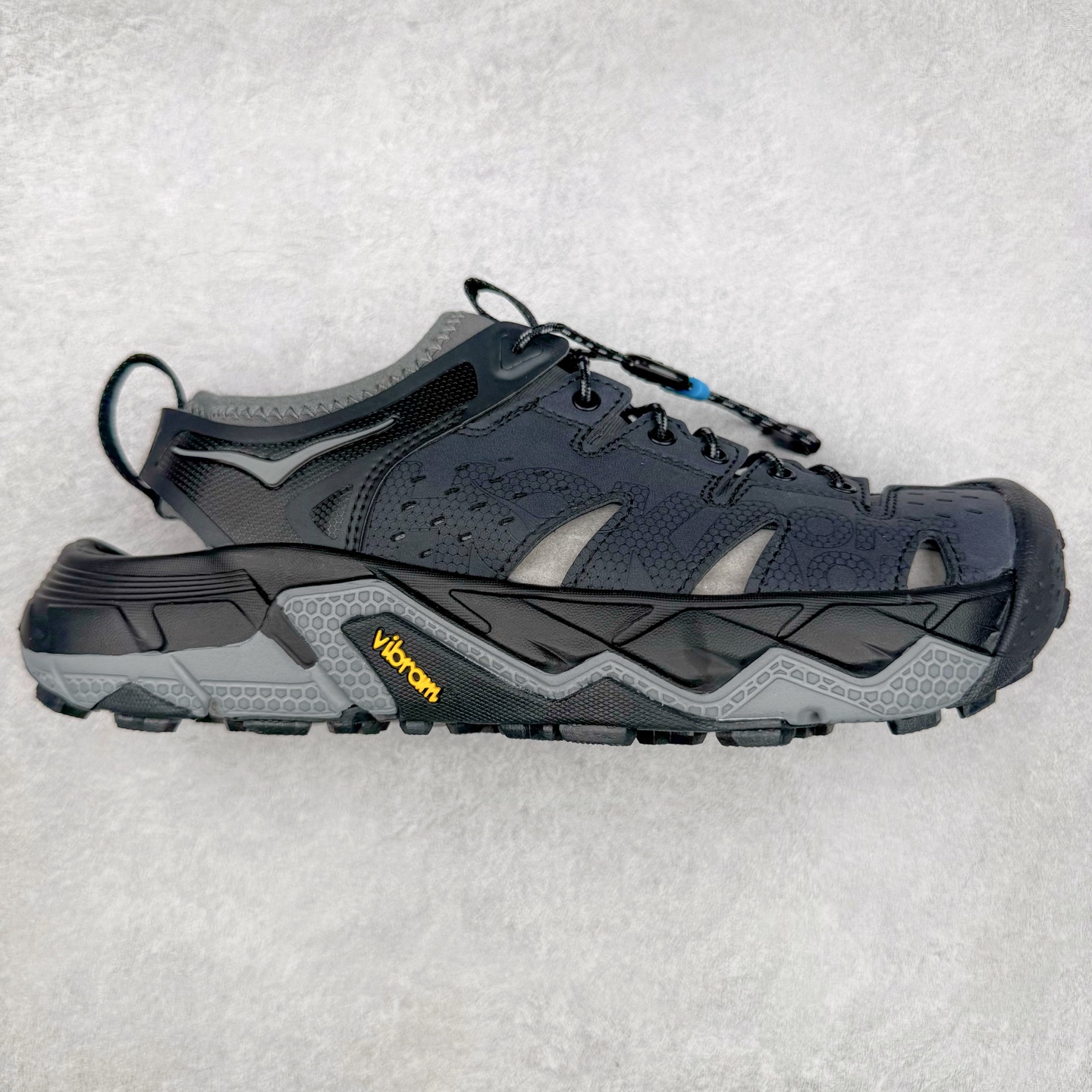 ＃HK纯原 HOKA One One Hopara Sandals 霍帕拉系列水路两用溯溪涉水休闲户外露营凉鞋 作为先锋品牌的 HOKA ONE ONE总是以独特的方式 HOPA RA是一款溯溪鞋 又名排水鞋 可长期用于涉水和溯溪 保护脚底和脚趾的安全和舒适 鞋面材料速干 透气 耐磨 鞋底防滑 耐磨 抓地能力强 出于安全考虑 设计要求较高 涉水溯溪过程中 水 泥沙 可以直接从鞋内大孔排出 细纹鞋底使在岩石上抓地能力强 避免打滑 而上路后 鞋面具有快干透气等优点 尺码：36 36.5 37.5 38 39 40 40.5 41 42 42.5 43 44 45-选品中心