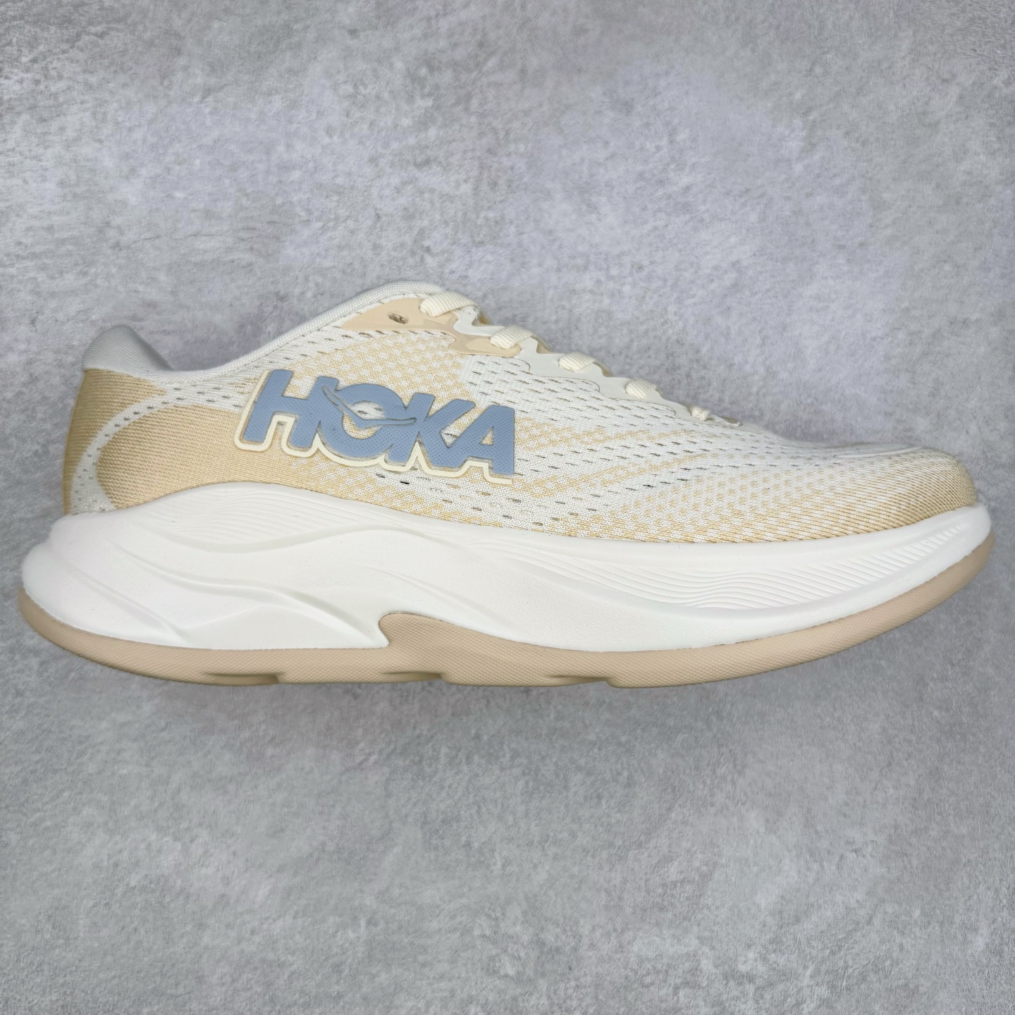 HOKA ONE ONE RINCON 4 舒适防滑耐磨低帮休闲跑步鞋 Rincon 4 是一款日常训练用的跑步鞋，踩上去的感觉很结实。它适合中短距离跑步，但如果您习惯于稍硬的感觉，也可以用于长距离跑步。但它的速度不够快，不能作为速度训练鞋，也不够柔软，不能作为恢复训练鞋，日常里程跑才是它的优势所在。如果您想尝试 Hoka 跑鞋，又想享受极具竞争力的价格，那就试试这款鞋吧。尺码：36 36.5 37.5 38 38.5 39 40 40.5 41 42 42.5 43 44 44.5 45-选品中心
