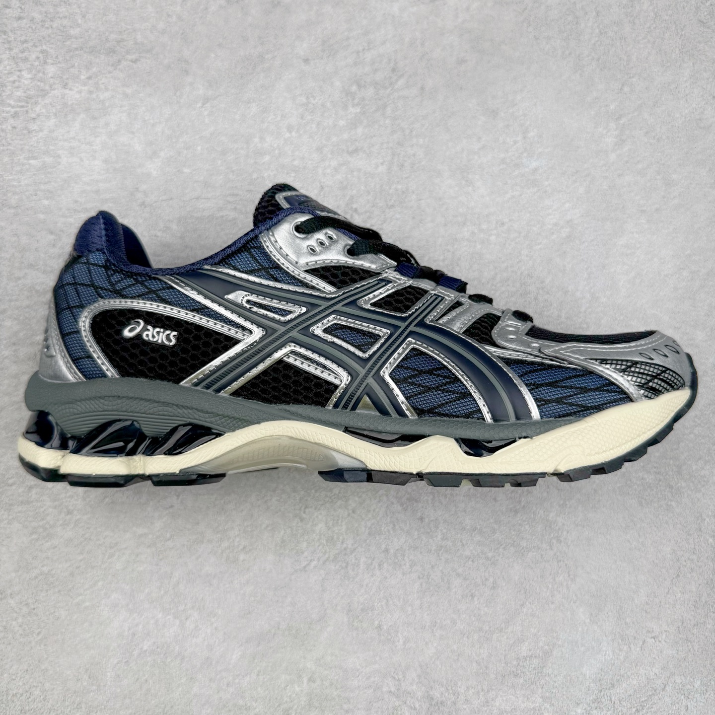 ASICS Gel-Nimbus 10.1 亚瑟士雨云10.1代系列轻量缓震休闲运动跑步鞋 近年来，运动鞋市场迎来了一个新的设计潮流：通过融合艺术与技术，赋予运动鞋更多的时尚元素和创新设计。作为市场中的领导者之一，ASICS（亚瑟士）一向以其技术创新和卓越的鞋款设计著称。而另一个前卫的实验鞋类品牌EMPTY BEHAVIOR，以其非凡的创意和探索，尤其对未来主义和非传统材料的热情撞击，从业界中脱颖而出。两者的合作，以推出特别版的GEL-NIMBUS™ 10.1鞋款——主题为“EVEN MY SHOE IS ART”为标志，为运动鞋设计涉入一个全新的高度。尺码：36 37 37.5 38 39 39.5 40.5 41.5 42 42.5 43.5 44 44.5 45-选品中心