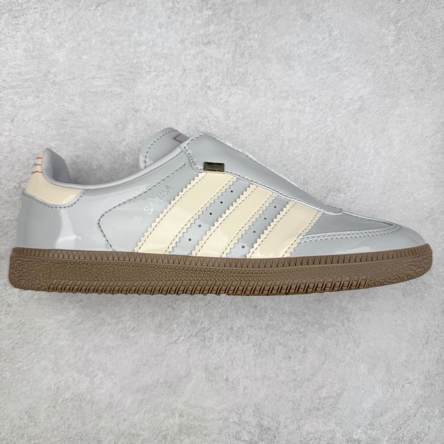 AD Original Samba OG 复古经典轻便板鞋 JQ0012 这款桑巴鞋展示了高质量的工艺 带有装饰的超锁缝制和无缝的手感 柔软、柔软的皮革造型和标志性的3条纹完成了精致的外观 正规合身鞋带 鞋面上有绒面鞋垫 橡胶鞋底 享受正畸套筒软感 自50年代首次亮相以来就一直在赢得粉丝的青睐 尺码：36 36.5 37.5 38 38.5 39 40 40.5 41 42 42.5 43 44 44.5 45-选品中心