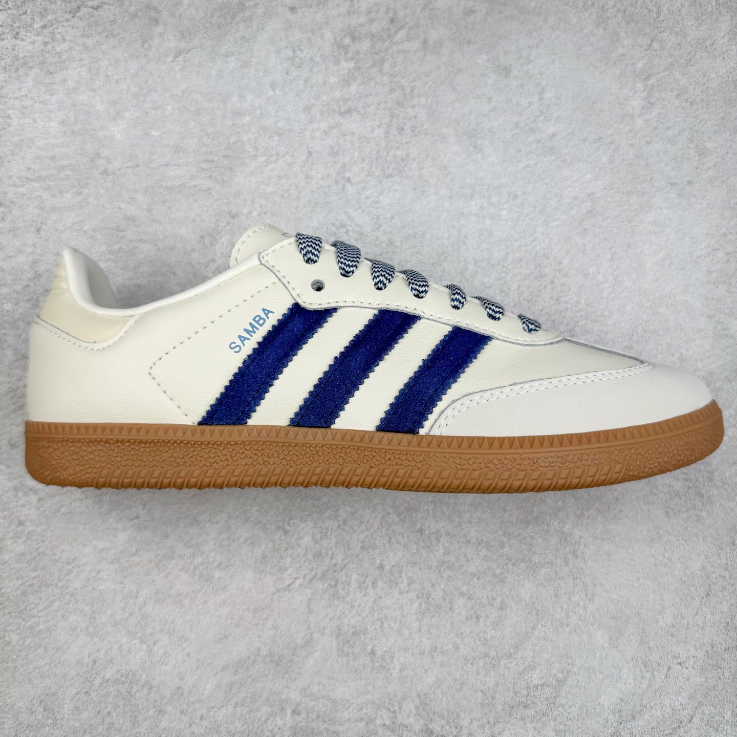 AD Original Samba OG 复古经典轻便板鞋 JI3907 这款桑巴鞋展示了高质量的工艺 带有装饰的超锁缝制和无缝的手感 柔软、柔软的皮革造型和标志性的3条纹完成了精致的外观 正规合身鞋带 鞋面上有绒面鞋垫 橡胶鞋底 享受正畸套筒软感 自50年代首次亮相以来就一直在赢得粉丝的青睐 尺码：36 36.5 37.5 38 38.5 39 40 40.5 41 42 42.5 43 44 44.5 45-选品中心