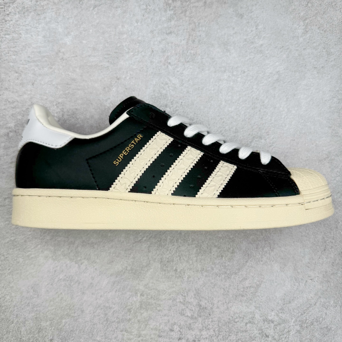 AD Originals Superstar 经典复古贝壳头板鞋 ID4676 诞生于1969年 是第一双将全皮面鞋 身与橡胶鞋头结合在一起的低帮篮球鞋 Superstar最开始 是作为高帮篮球鞋Pro Model的低帮版本而出现的 但因为其独特和醒目的橡胶鞋头造型而让大家熟知 被大家形象地称为\\\”shelltoe\\\”贝壳头 在70年代的美国职业篮球场上 接近3/4的NBA球员都将这双Superstar作为场上用鞋 80年代之后 经过不断的改良和发展 Superstar逐渐成为横跨时装、音乐、街头文化、休闲和运动等各大领域的时尚潮鞋 尺码：36 36.5 37 38 38.5 39 40 40.5 41 42 42.5 43 44 44.5 45-选品中心