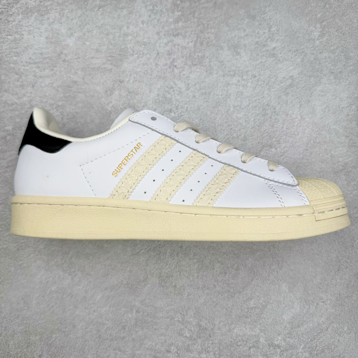 AD Originals Superstar 经典复古贝壳头板鞋 ID4675 诞生于1969年 是第一双将全皮面鞋 身与橡胶鞋头结合在一起的低帮篮球鞋 Superstar最开始 是作为高帮篮球鞋Pro Model的低帮版本而出现的 但因为其独特和醒目的橡胶鞋头造型而让大家熟知 被大家形象地称为\\\”shelltoe\\\”贝壳头 在70年代的美国职业篮球场上 接近3/4的NBA球员都将这双Superstar作为场上用鞋 80年代之后 经过不断的改良和发展 Superstar逐渐成为横跨时装、音乐、街头文化、休闲和运动等各大领域的时尚潮鞋 尺码：36 36.5 37 38 38.5 39 40 40.5 41 42 42.5 43 44 44.5 45-选品中心