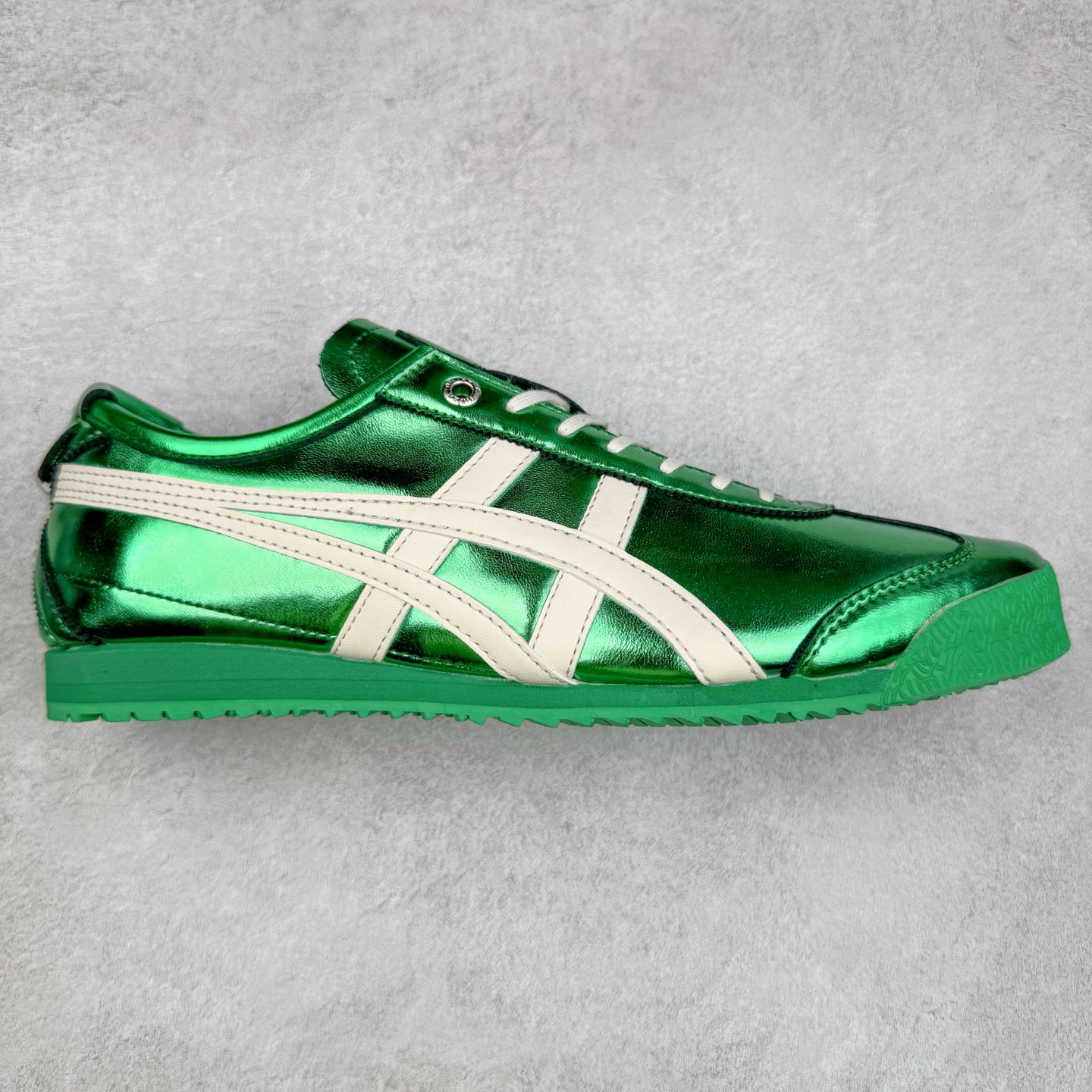 ＃C版 Asics Onitsuka Tiger MEXICO 66 亚瑟士鬼冢虎复古经典板鞋 CNY 龙年限定 白红 市场王者选手 海外订单工厂出品 长期生产补货永不断码 超成熟稳定的做工品控 原装全套纸板楦头开发 原汁原味 完美呈现版型 私模正确鞋底咬花纹路 一比一鞋头弧度高度鞋身弧度 绝不口嗨 细节品控鞋型随意秒杀市面 原档咬花纹路私模大底 一个单元有六个三角形 总体形拼接呈现花瓣状 官方四联吊牌 原装Ortholite轻量化鞋垫 原盒原配 质保卡 说明书 钢印防尘纸 纸板中底带钢印 乳胶组合鞋垫 支持全方位的对比专柜 产品从款式颜色造型上体现出追求舒适和细节的完美 鞋类更是推崇手工制作的严谨与完美 融舒适性与可穿性的设计风格 注重细节的完美和别致魅力 既保持稳重 又不失轻松的时尚感 尺码：36 37 37.5 38 39 39.5 40 40.5 41.5 42 42.5 43.5 44 45-选品中心
