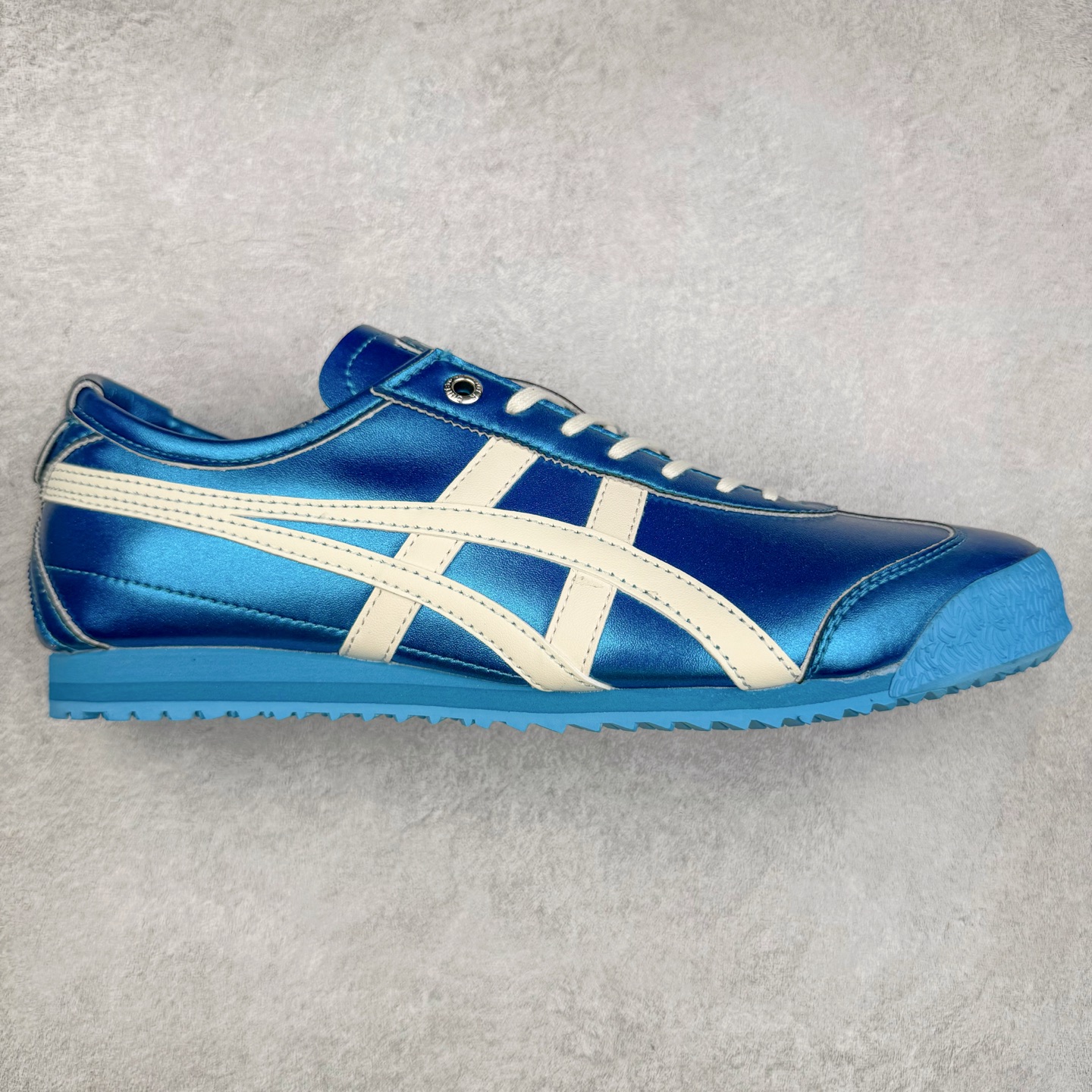＃C版 Asics Onitsuka Tiger MEXICO 66 亚瑟士鬼冢虎复古经典板鞋 CNY 龙年限定 白红 市场王者选手 海外订单工厂出品 长期生产补货永不断码 超成熟稳定的做工品控 原装全套纸板楦头开发 原汁原味 完美呈现版型 私模正确鞋底咬花纹路 一比一鞋头弧度高度鞋身弧度 绝不口嗨 细节品控鞋型随意秒杀市面 原档咬花纹路私模大底 一个单元有六个三角形 总体形拼接呈现花瓣状 官方四联吊牌 原装Ortholite轻量化鞋垫 原盒原配 质保卡 说明书 钢印防尘纸 纸板中底带钢印 乳胶组合鞋垫 支持全方位的对比专柜 产品从款式颜色造型上体现出追求舒适和细节的完美 鞋类更是推崇手工制作的严谨与完美 融舒适性与可穿性的设计风格 注重细节的完美和别致魅力 既保持稳重 又不失轻松的时尚感 尺码：36 37 37.5 38 39 39.5 40 40.5 41.5 42 42.5 43.5 44 45-选品中心
