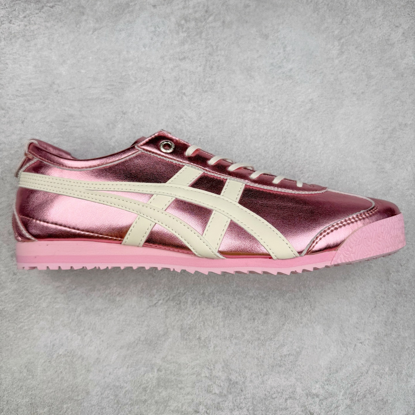 ＃C版 Asics Onitsuka Tiger MEXICO 66 亚瑟士鬼冢虎复古经典板鞋 CNY 龙年限定 白红 市场王者选手 海外订单工厂出品 长期生产补货永不断码 超成熟稳定的做工品控 原装全套纸板楦头开发 原汁原味 完美呈现版型 私模正确鞋底咬花纹路 一比一鞋头弧度高度鞋身弧度 绝不口嗨 细节品控鞋型随意秒杀市面 原档咬花纹路私模大底 一个单元有六个三角形 总体形拼接呈现花瓣状 官方四联吊牌 原装Ortholite轻量化鞋垫 原盒原配 质保卡 说明书 钢印防尘纸 纸板中底带钢印 乳胶组合鞋垫 支持全方位的对比专柜 产品从款式颜色造型上体现出追求舒适和细节的完美 鞋类更是推崇手工制作的严谨与完美 融舒适性与可穿性的设计风格 注重细节的完美和别致魅力 既保持稳重 又不失轻松的时尚感 尺码：36 37 37.5 38 39 39.5 40 40.5 41.5 42 42.5 43.5 44 45-选品中心