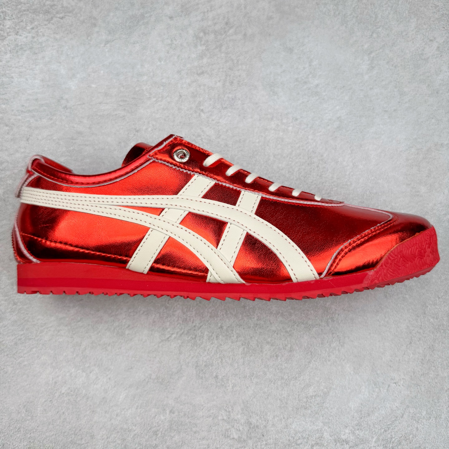 ＃C版 Asics Onitsuka Tiger MEXICO 66 亚瑟士鬼冢虎复古经典板鞋 CNY 龙年限定 白红 市场王者选手 海外订单工厂出品 长期生产补货永不断码 超成熟稳定的做工品控 原装全套纸板楦头开发 原汁原味 完美呈现版型 私模正确鞋底咬花纹路 一比一鞋头弧度高度鞋身弧度 绝不口嗨 细节品控鞋型随意秒杀市面 原档咬花纹路私模大底 一个单元有六个三角形 总体形拼接呈现花瓣状 官方四联吊牌 原装Ortholite轻量化鞋垫 原盒原配 质保卡 说明书 钢印防尘纸 纸板中底带钢印 乳胶组合鞋垫 支持全方位的对比专柜 产品从款式颜色造型上体现出追求舒适和细节的完美 鞋类更是推崇手工制作的严谨与完美 融舒适性与可穿性的设计风格 注重细节的完美和别致魅力 既保持稳重 又不失轻松的时尚感 尺码：36 37 37.5 38 39 39.5 40 40.5 41.5 42 42.5 43.5 44 45-选品中心
