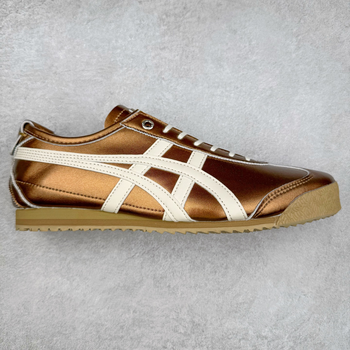 ＃C版 Asics Onitsuka Tiger MEXICO 66 亚瑟士鬼冢虎复古经典板鞋 CNY 龙年限定 白红 市场王者选手 海外订单工厂出品 长期生产补货永不断码 超成熟稳定的做工品控 原装全套纸板楦头开发 原汁原味 完美呈现版型 私模正确鞋底咬花纹路 一比一鞋头弧度高度鞋身弧度 绝不口嗨 细节品控鞋型随意秒杀市面 原档咬花纹路私模大底 一个单元有六个三角形 总体形拼接呈现花瓣状 官方四联吊牌 原装Ortholite轻量化鞋垫 原盒原配 质保卡 说明书 钢印防尘纸 纸板中底带钢印 乳胶组合鞋垫 支持全方位的对比专柜 产品从款式颜色造型上体现出追求舒适和细节的完美 鞋类更是推崇手工制作的严谨与完美 融舒适性与可穿性的设计风格 注重细节的完美和别致魅力 既保持稳重 又不失轻松的时尚感 尺码：36 37 37.5 38 39 39.5 40 40.5 41.5 42 42.5 43.5 44 45-选品中心