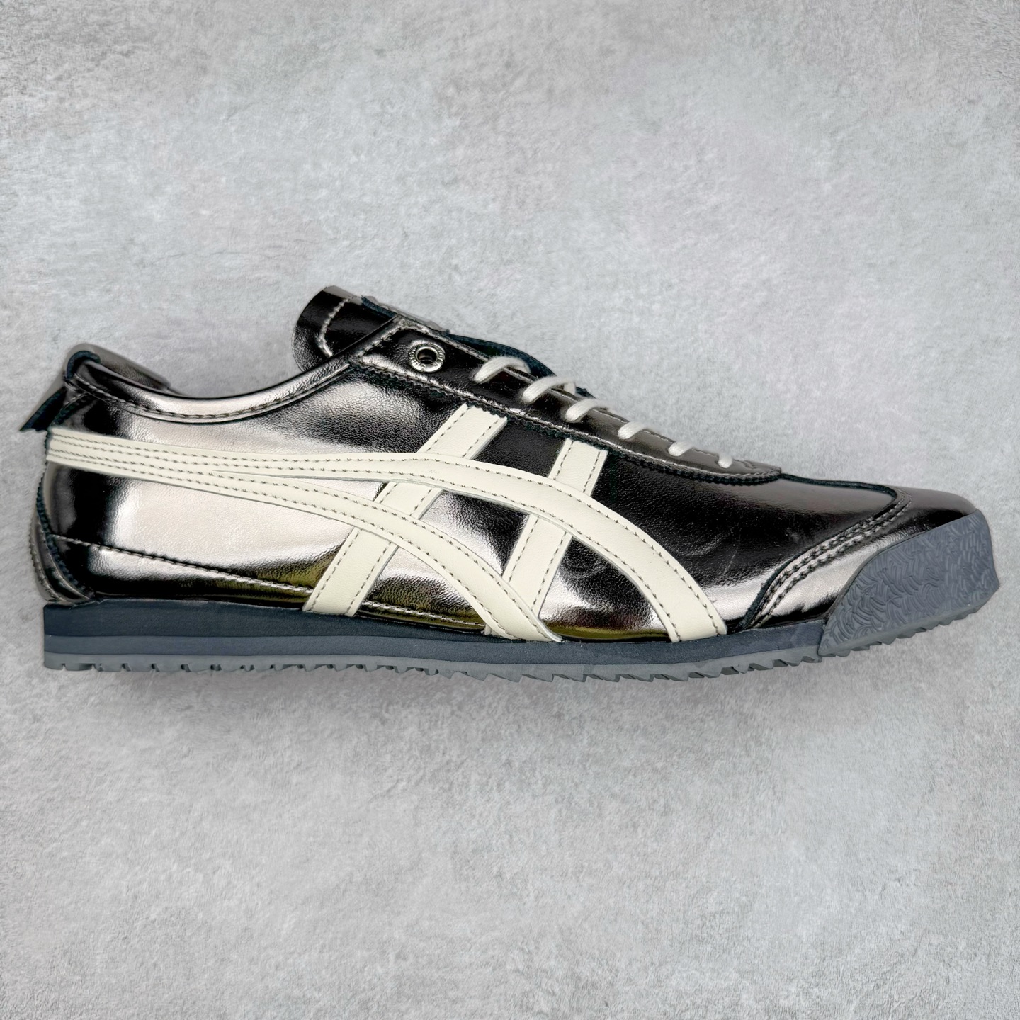 ＃C版 Asics Onitsuka Tiger MEXICO 66 亚瑟士鬼冢虎复古经典板鞋 CNY 龙年限定 白红 市场王者选手 海外订单工厂出品 长期生产补货永不断码 超成熟稳定的做工品控 原装全套纸板楦头开发 原汁原味 完美呈现版型 私模正确鞋底咬花纹路 一比一鞋头弧度高度鞋身弧度 绝不口嗨 细节品控鞋型随意秒杀市面 原档咬花纹路私模大底 一个单元有六个三角形 总体形拼接呈现花瓣状 官方四联吊牌 原装Ortholite轻量化鞋垫 原盒原配 质保卡 说明书 钢印防尘纸 纸板中底带钢印 乳胶组合鞋垫 支持全方位的对比专柜 产品从款式颜色造型上体现出追求舒适和细节的完美 鞋类更是推崇手工制作的严谨与完美 融舒适性与可穿性的设计风格 注重细节的完美和别致魅力 既保持稳重 又不失轻松的时尚感 尺码：36 37 37.5 38 39 39.5 40 40.5 41.5 42 42.5 43.5 44 45-选品中心