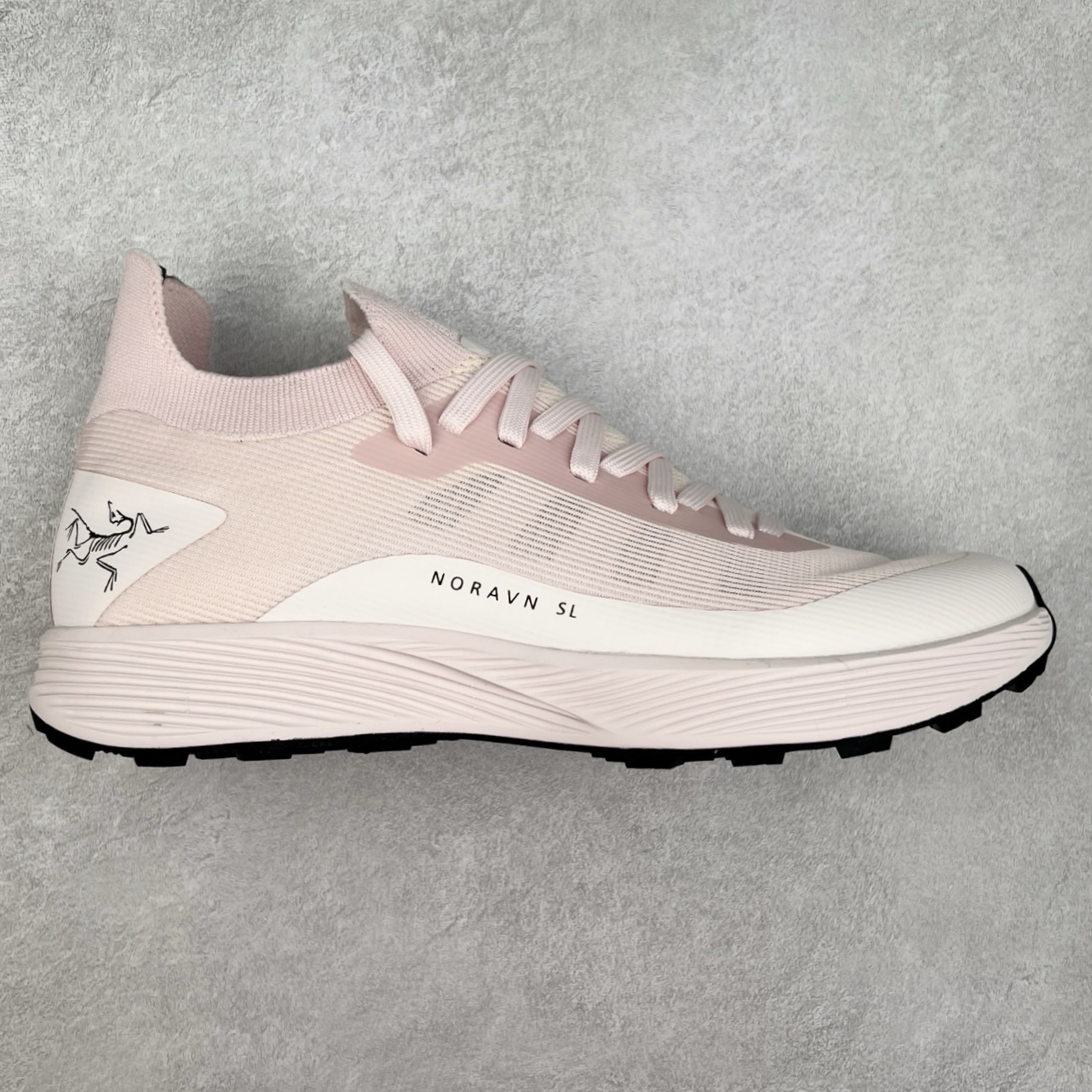 ＃HP Arcteryx Norvan SL 3 始祖鸟时尚舒适防滑透气轻便低帮跑步鞋 Arcteryx中文名始祖鸟 加拿大户外服饰品牌 1989年创立于加拿大温哥华 始祖鸟来自加拿大海岸山脉 植根高山的专业户外品牌 始终秉承对精湛设计和工艺孜孜以求的准则 从1989年创立至今 Arcteryx始终不断在产品设计与做工上不惜工本 以满足始祖鸟的标准 品质、设计以及精简的理念造就了其良好的性能 并能满足严苛环境下的使用需求 尺码：40 41 42 43 44 45-选品中心