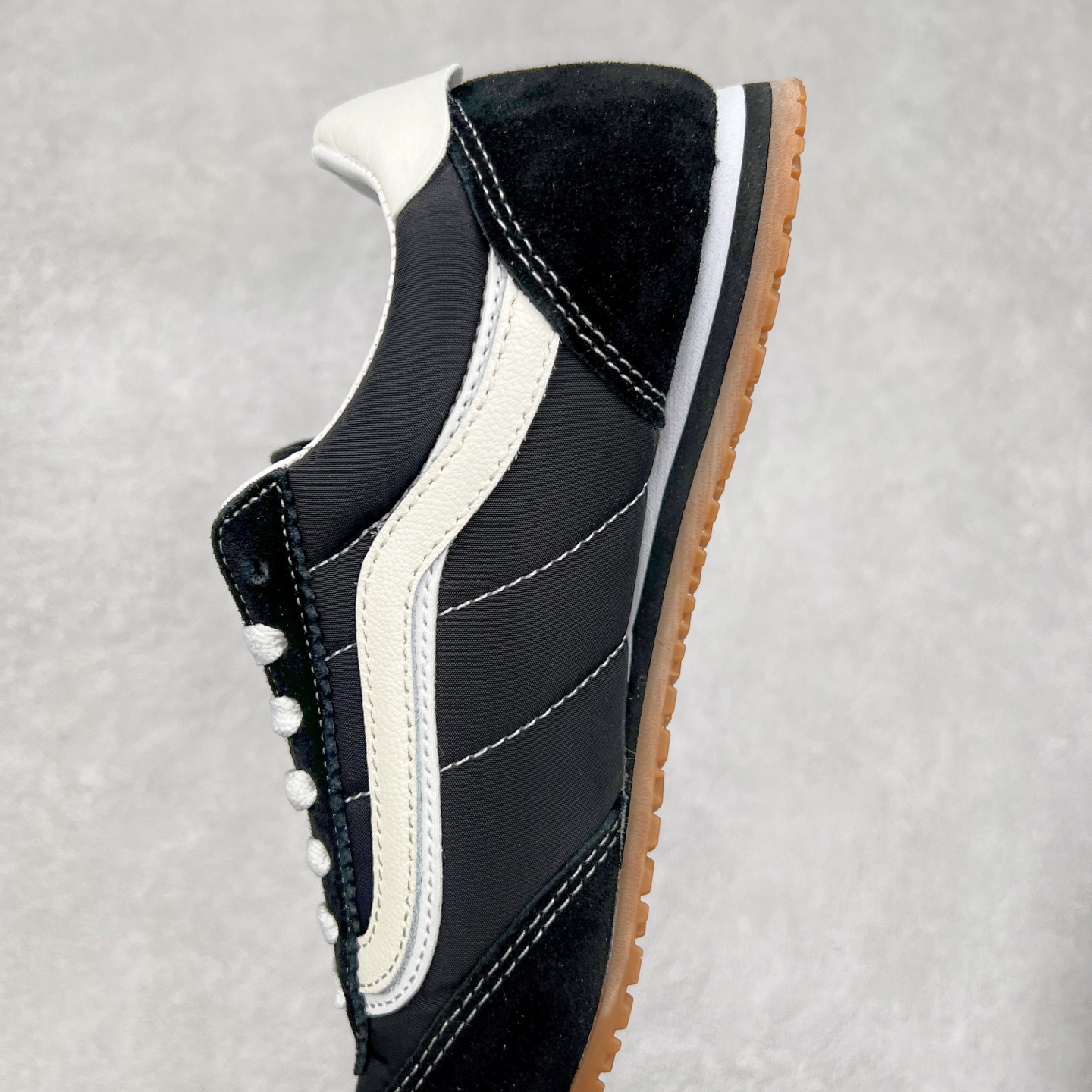 图片[7]-Vans Super LowPro 黑白 官方新款 复古薄底德训鞋系列 以经典Vans Serio为灵感，氛围感樱花粉，与春日街头适配度拉满，一脚踩进浅浅春色。华夫大底搭上 EVA 泡棉科技，脚感舒适怎么Live都生动，轻盈出门！ 货号：VN000D83O3N 尺码：35 36 36.5 37 38 38.5 39 40-选品中心