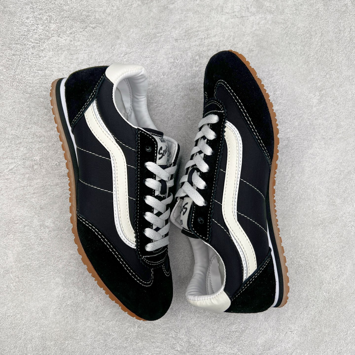 图片[3]-Vans Super LowPro 黑白 官方新款 复古薄底德训鞋系列 以经典Vans Serio为灵感，氛围感樱花粉，与春日街头适配度拉满，一脚踩进浅浅春色。华夫大底搭上 EVA 泡棉科技，脚感舒适怎么Live都生动，轻盈出门！ 货号：VN000D83O3N 尺码：35 36 36.5 37 38 38.5 39 40-选品中心