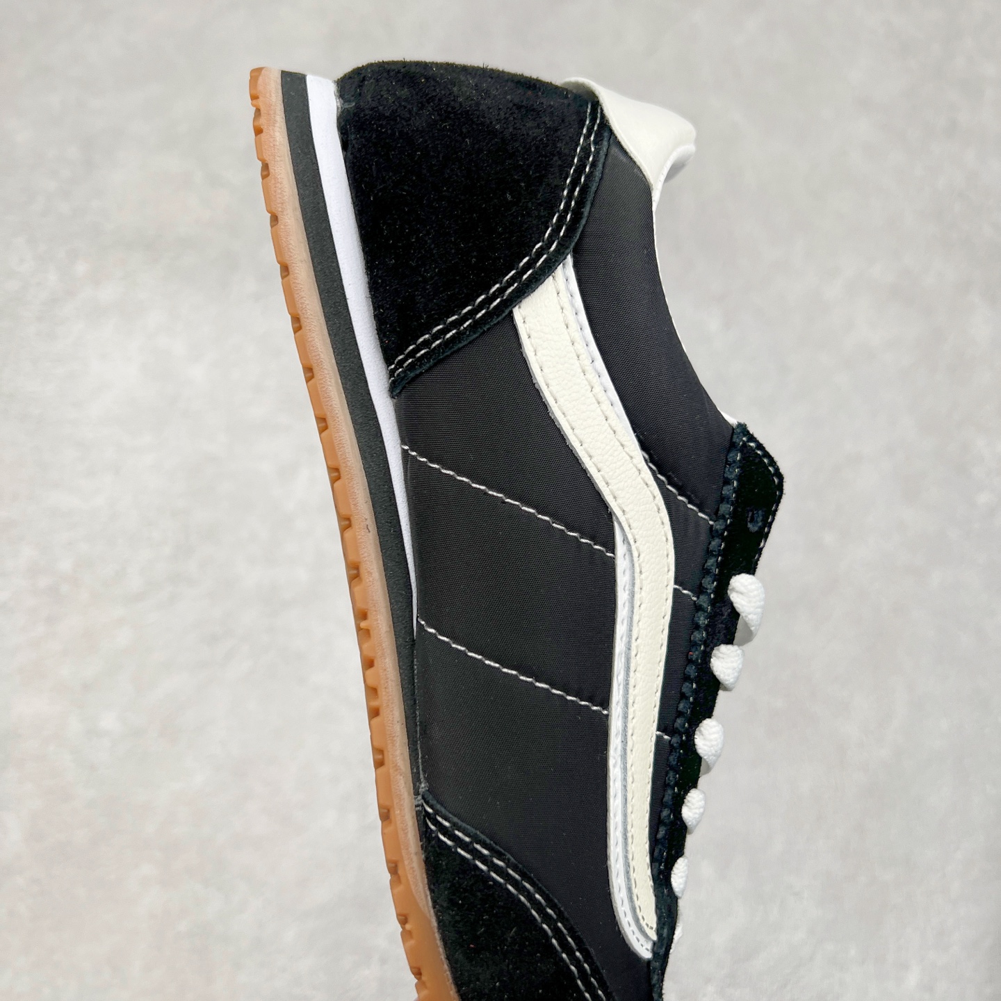 图片[6]-Vans Super LowPro 黑白 官方新款 复古薄底德训鞋系列 以经典Vans Serio为灵感，氛围感樱花粉，与春日街头适配度拉满，一脚踩进浅浅春色。华夫大底搭上 EVA 泡棉科技，脚感舒适怎么Live都生动，轻盈出门！ 货号：VN000D83O3N 尺码：35 36 36.5 37 38 38.5 39 40-选品中心