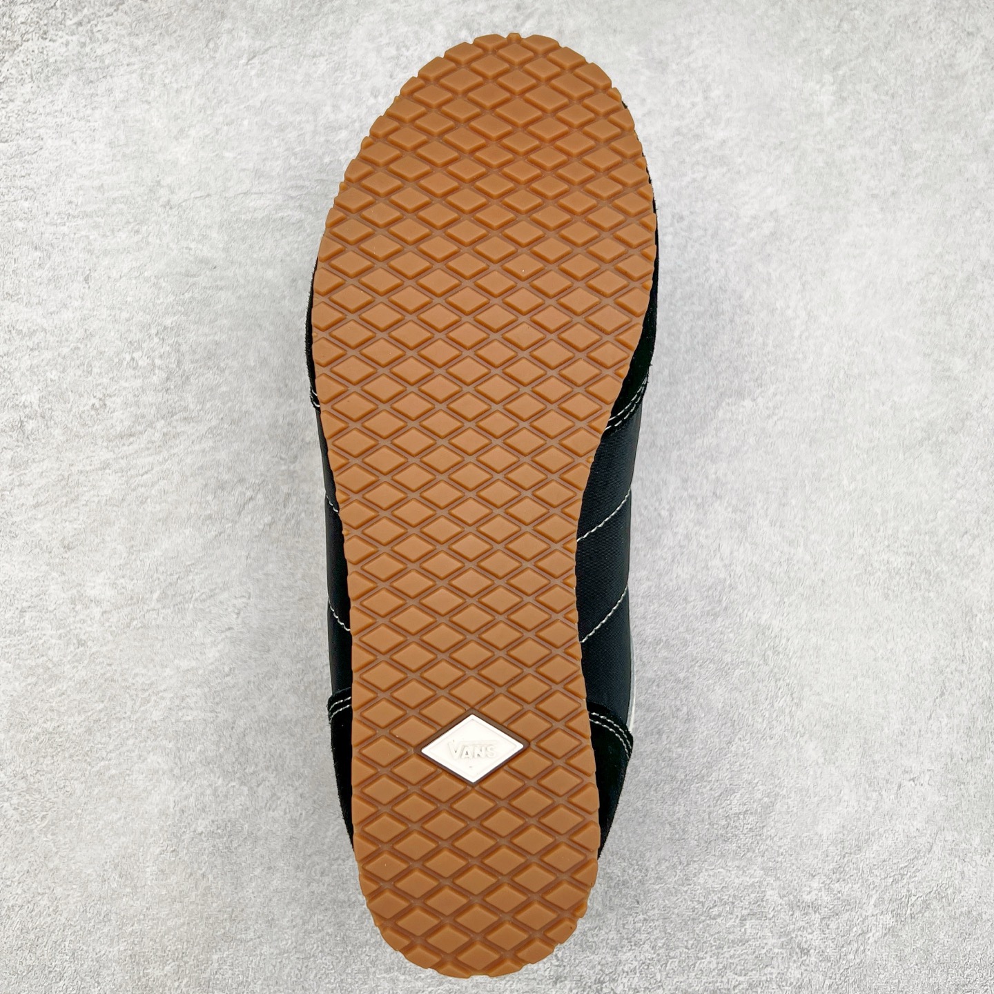 图片[9]-Vans Super LowPro 黑白 官方新款 复古薄底德训鞋系列 以经典Vans Serio为灵感，氛围感樱花粉，与春日街头适配度拉满，一脚踩进浅浅春色。华夫大底搭上 EVA 泡棉科技，脚感舒适怎么Live都生动，轻盈出门！ 货号：VN000D83O3N 尺码：35 36 36.5 37 38 38.5 39 40-选品中心