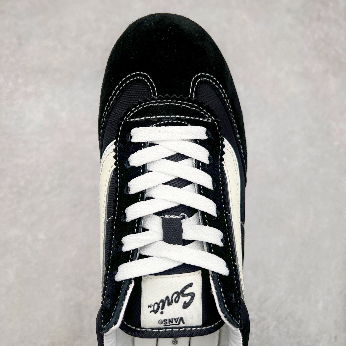 图片[4]-Vans Super LowPro 黑白 官方新款 复古薄底德训鞋系列 以经典Vans Serio为灵感，氛围感樱花粉，与春日街头适配度拉满，一脚踩进浅浅春色。华夫大底搭上 EVA 泡棉科技，脚感舒适怎么Live都生动，轻盈出门！ 货号：VN000D83O3N 尺码：35 36 36.5 37 38 38.5 39 40-选品中心