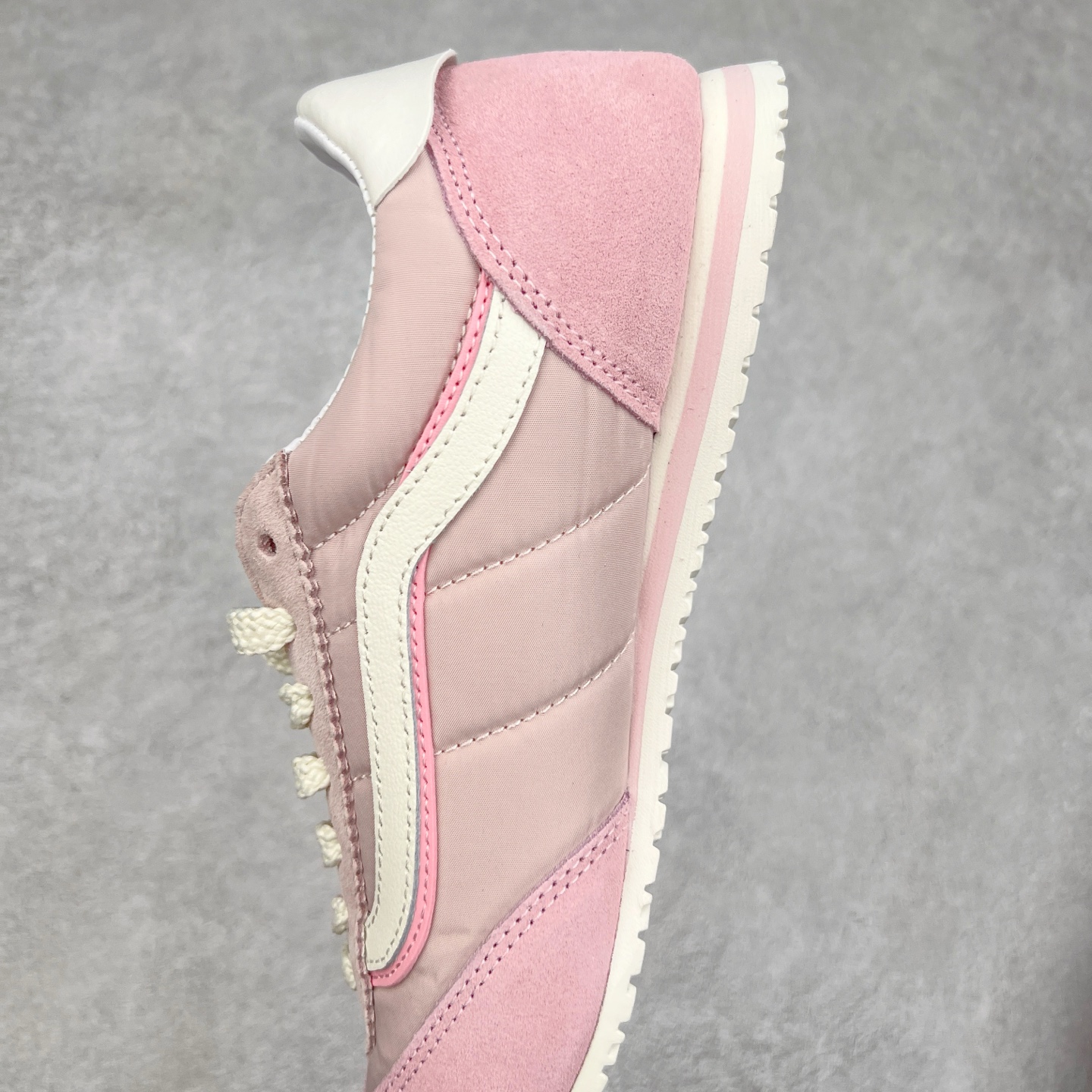 图片[7]-Vans Super LowPro 樱花粉 官方新款 复古薄底德训鞋系列 以经典Vans Serio为灵感，氛围感樱花粉，与春日街头适配度拉满，一脚踩进浅浅春色。华夫大底搭上 EVA 泡棉科技，脚感舒适怎么Live都生动，轻盈出门！ 货号：VN000D83O3N 尺码：35 36 36.5 37 38 38.5 39 40-选品中心