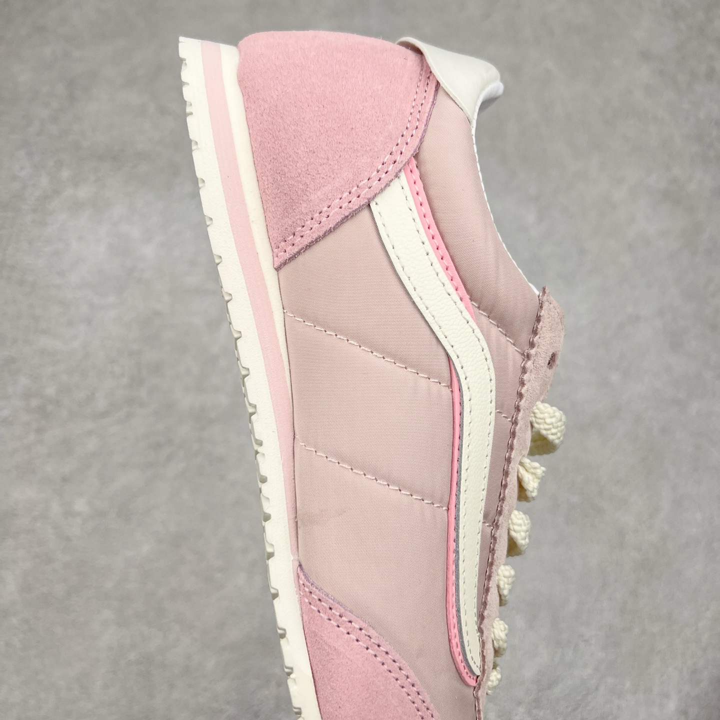 图片[6]-Vans Super LowPro 樱花粉 官方新款 复古薄底德训鞋系列 以经典Vans Serio为灵感，氛围感樱花粉，与春日街头适配度拉满，一脚踩进浅浅春色。华夫大底搭上 EVA 泡棉科技，脚感舒适怎么Live都生动，轻盈出门！ 货号：VN000D83O3N 尺码：35 36 36.5 37 38 38.5 39 40-选品中心