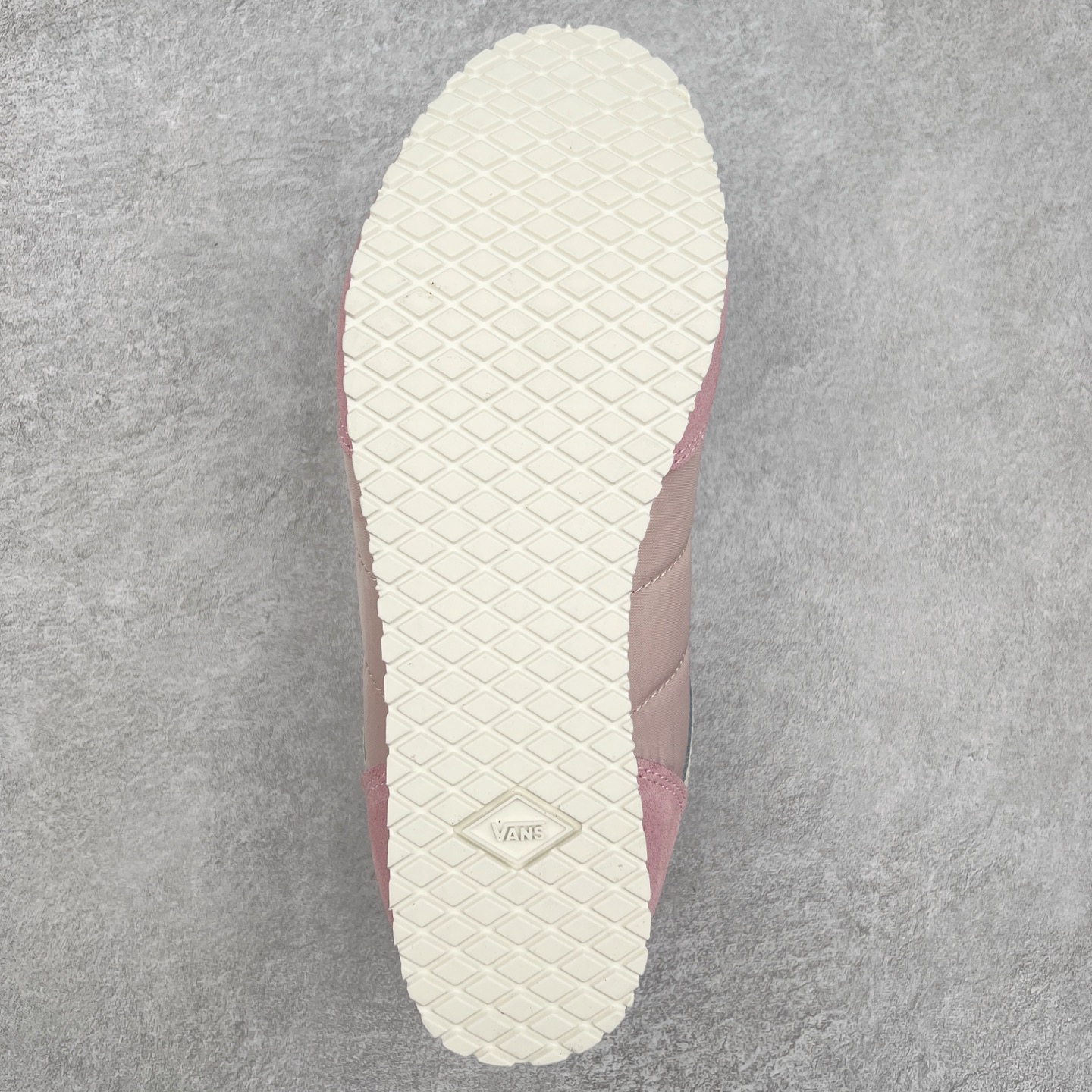 图片[9]-Vans Super LowPro 樱花粉 官方新款 复古薄底德训鞋系列 以经典Vans Serio为灵感，氛围感樱花粉，与春日街头适配度拉满，一脚踩进浅浅春色。华夫大底搭上 EVA 泡棉科技，脚感舒适怎么Live都生动，轻盈出门！ 货号：VN000D83O3N 尺码：35 36 36.5 37 38 38.5 39 40-选品中心