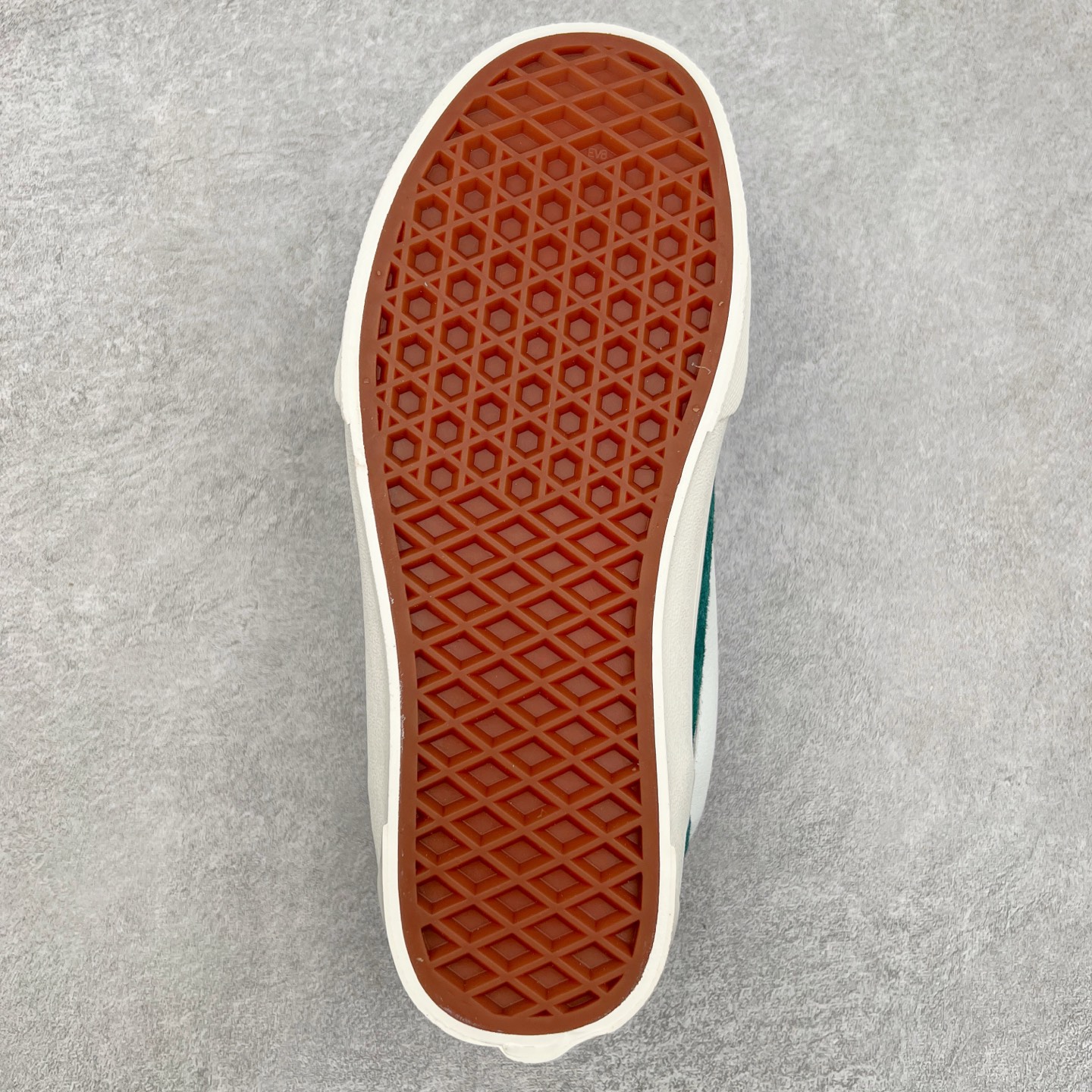 图片[9]-Vans Knu Skool 深绿 官方新款 复古休闲胖胖面包鞋 肥胖版大LOGO原版全皮猪八面料 货号：VN000CS0PRM 尺码：35 36 36.5 37 38 38.5 39 40 40.5 41 42 42.5 43 44 45 工艺：硫化1：1（重量1：1、真标、原钢印、材质标、鞋型标、合格证）-选品中心