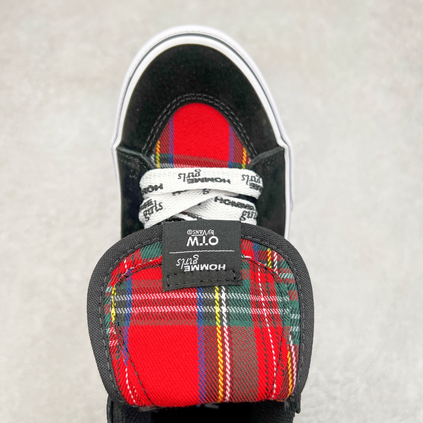 图片[4]-Vans x HommeGirls SK8-Mid Vans OTW携手hommegirls最新联名 时尚百搭防滑耐磨黑色苏格兰中帮休闲板鞋 加粗的侧边条纹以及外翻延伸的鞋舌搭配加粗满印鞋带 注入时尚基因 设计感十足 尺码：35 36 36.5 37 38 38.5 39 40 40.5 41 42 42.5 43 44 45-选品中心