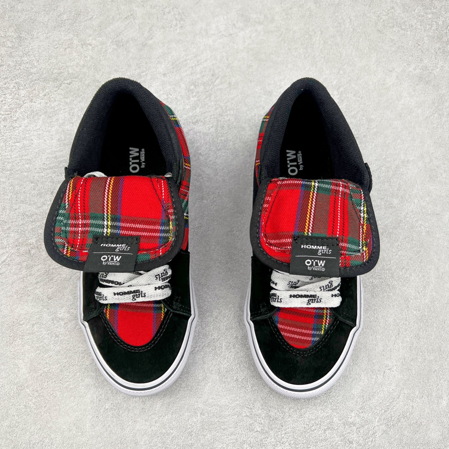 图片[2]-Vans x HommeGirls SK8-Mid Vans OTW携手hommegirls最新联名 时尚百搭防滑耐磨黑色苏格兰中帮休闲板鞋 加粗的侧边条纹以及外翻延伸的鞋舌搭配加粗满印鞋带 注入时尚基因 设计感十足 尺码：35 36 36.5 37 38 38.5 39 40 40.5 41 42 42.5 43 44 45-选品中心
