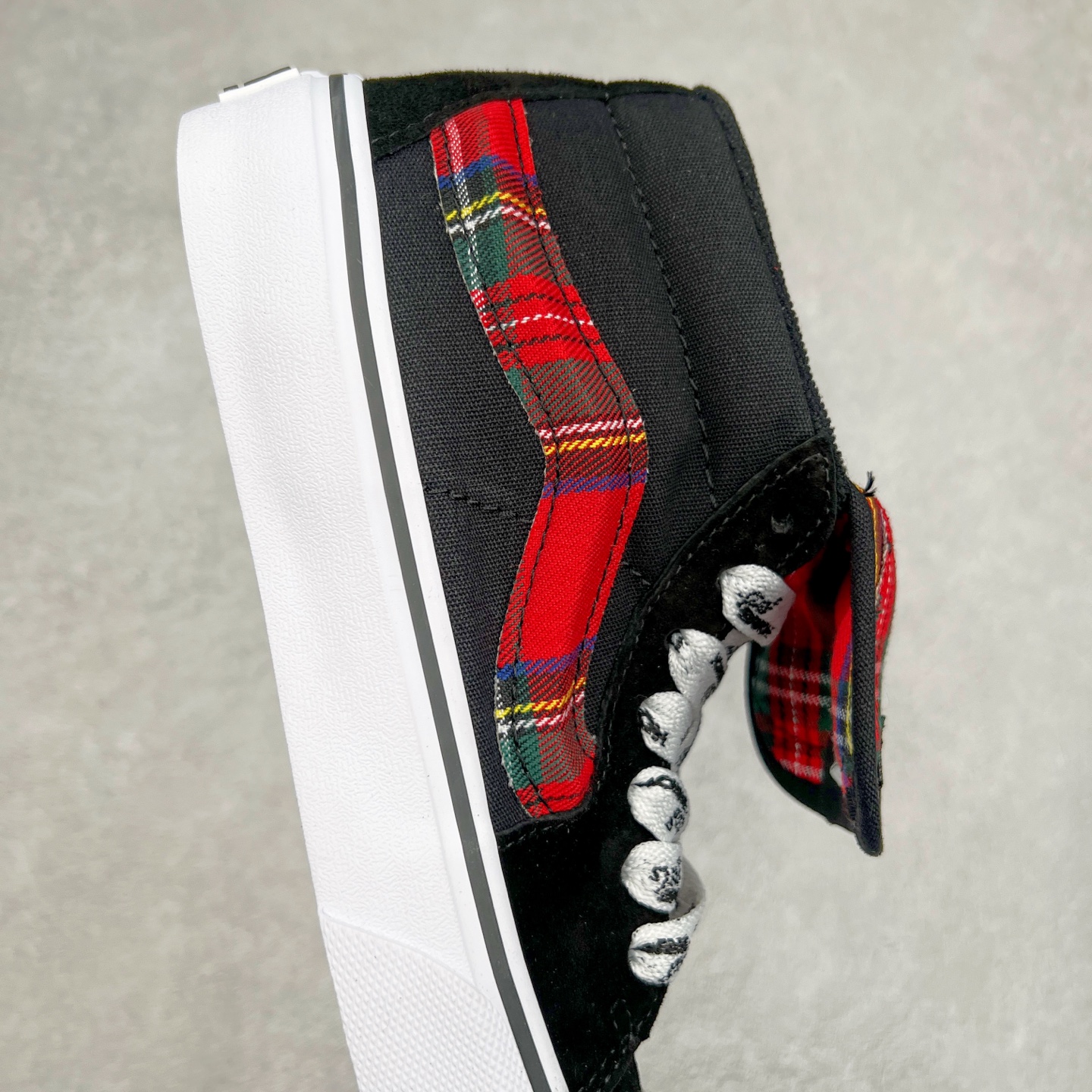 图片[6]-Vans x HommeGirls SK8-Mid Vans OTW携手hommegirls最新联名 时尚百搭防滑耐磨黑色苏格兰中帮休闲板鞋 加粗的侧边条纹以及外翻延伸的鞋舌搭配加粗满印鞋带 注入时尚基因 设计感十足 尺码：35 36 36.5 37 38 38.5 39 40 40.5 41 42 42.5 43 44 45-选品中心