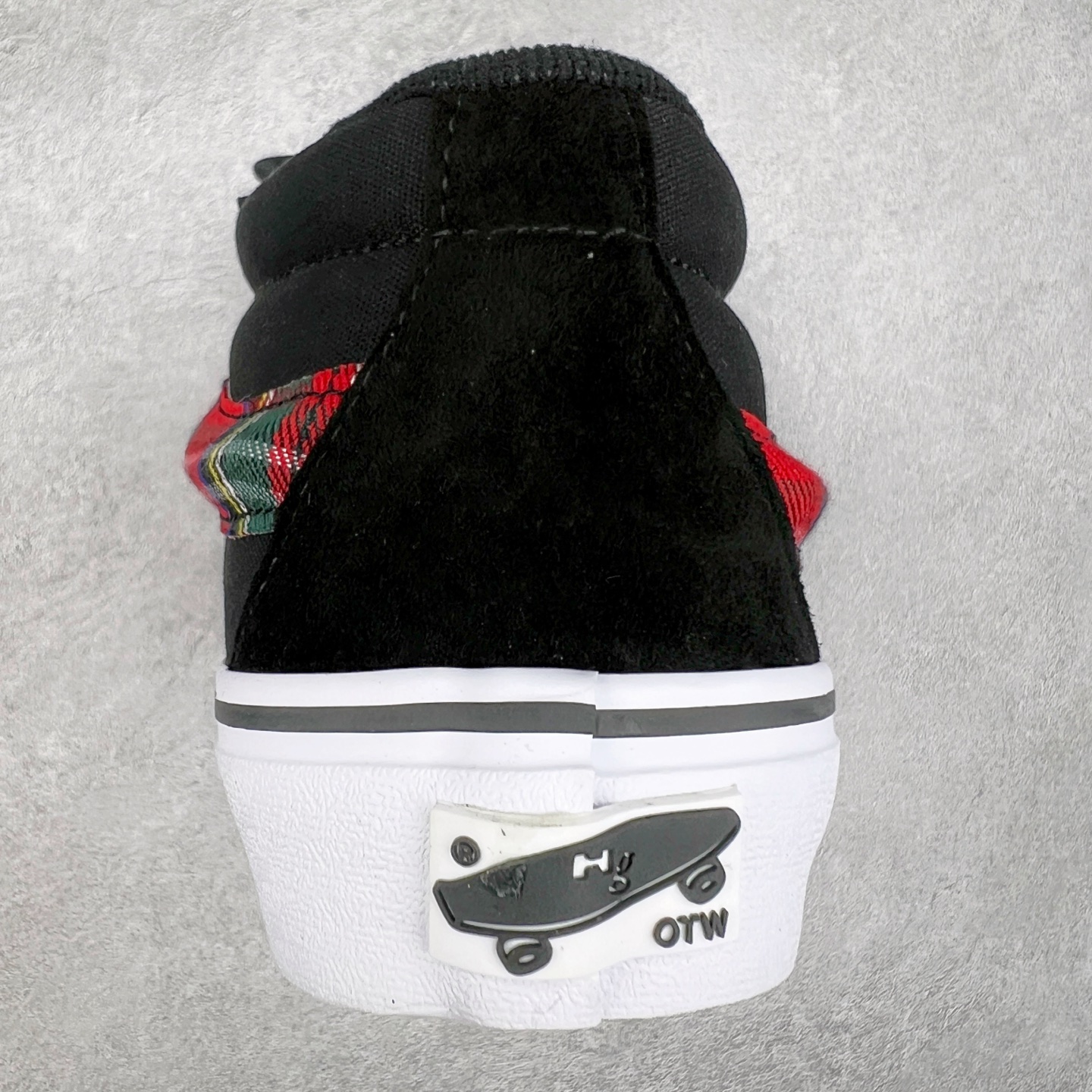 图片[8]-Vans x HommeGirls SK8-Mid Vans OTW携手hommegirls最新联名 时尚百搭防滑耐磨黑色苏格兰中帮休闲板鞋 加粗的侧边条纹以及外翻延伸的鞋舌搭配加粗满印鞋带 注入时尚基因 设计感十足 尺码：35 36 36.5 37 38 38.5 39 40 40.5 41 42 42.5 43 44 45-选品中心