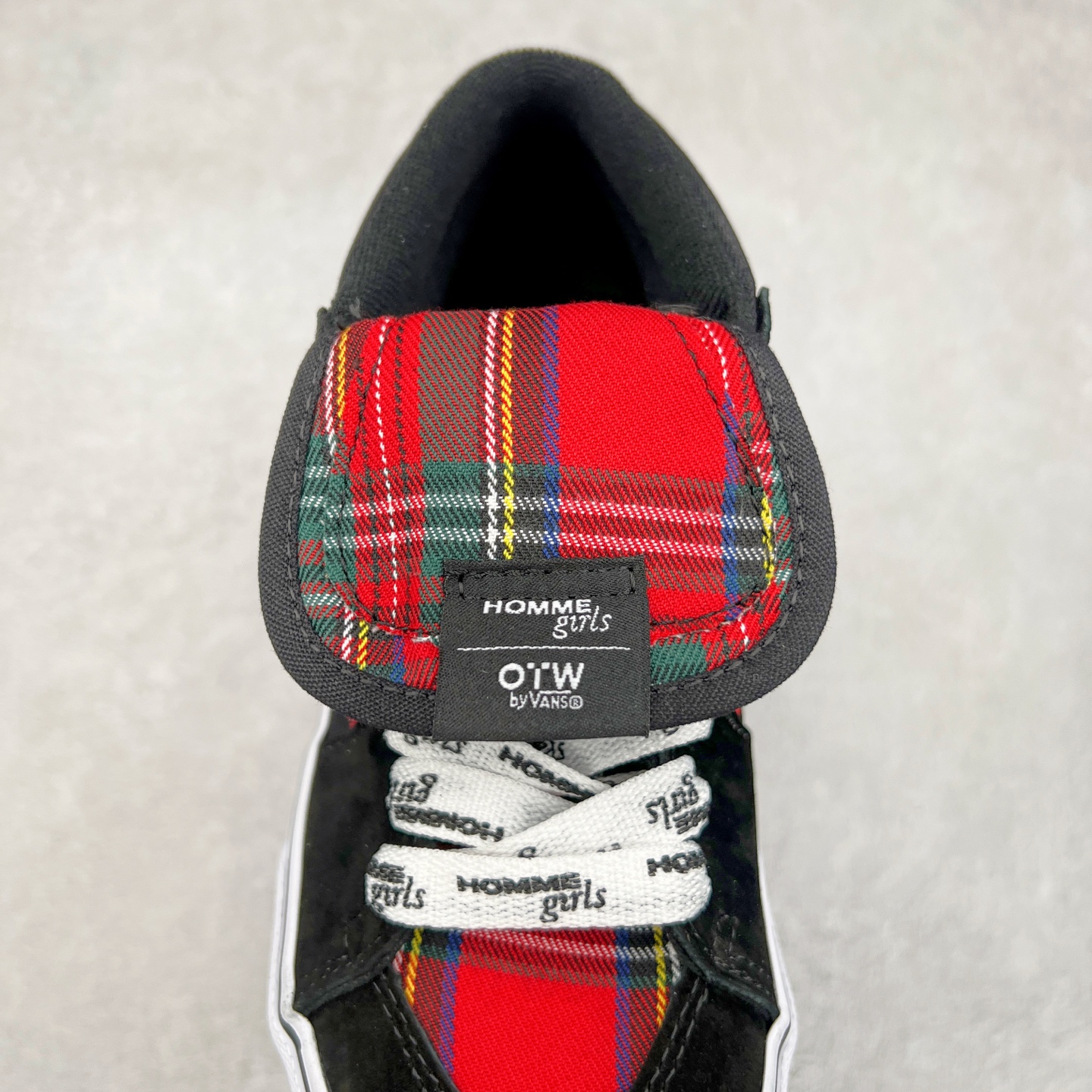 图片[5]-Vans x HommeGirls SK8-Mid Vans OTW携手hommegirls最新联名 时尚百搭防滑耐磨黑色苏格兰中帮休闲板鞋 加粗的侧边条纹以及外翻延伸的鞋舌搭配加粗满印鞋带 注入时尚基因 设计感十足 尺码：35 36 36.5 37 38 38.5 39 40 40.5 41 42 42.5 43 44 45-选品中心