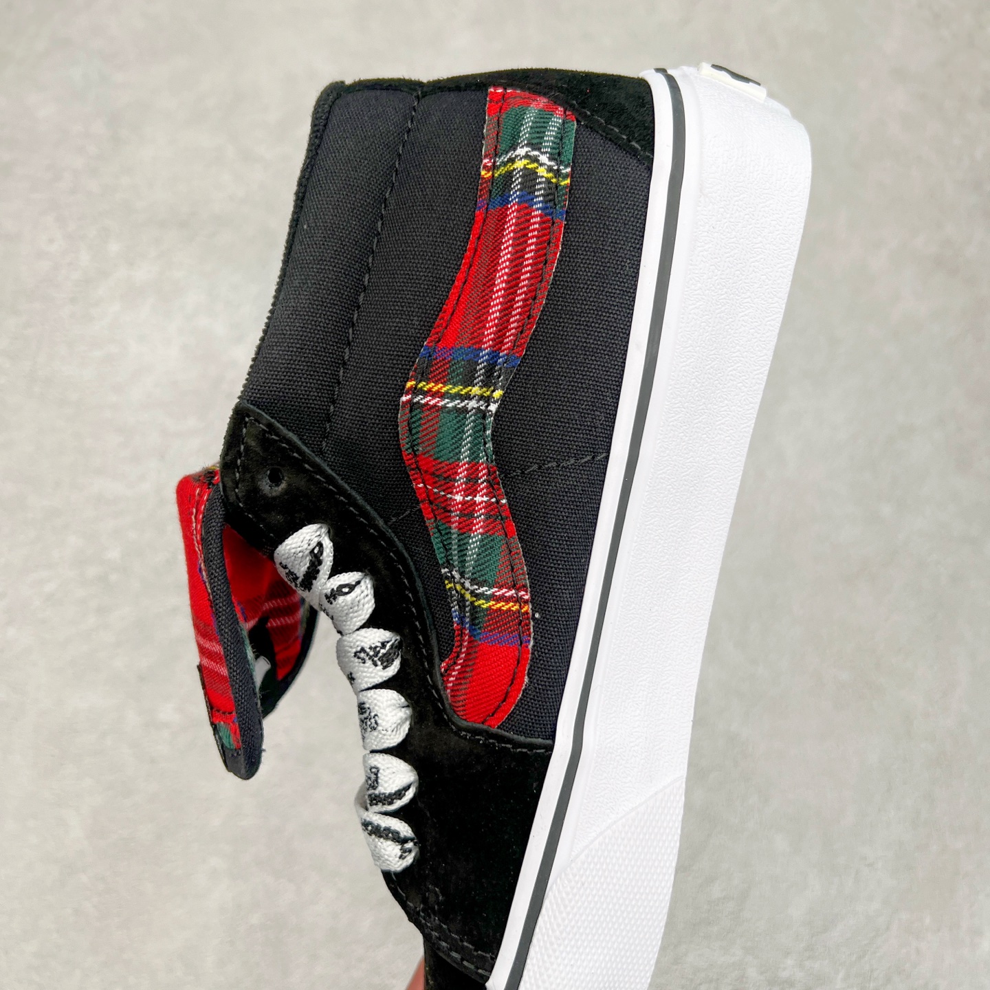 图片[7]-Vans x HommeGirls SK8-Mid Vans OTW携手hommegirls最新联名 时尚百搭防滑耐磨黑色苏格兰中帮休闲板鞋 加粗的侧边条纹以及外翻延伸的鞋舌搭配加粗满印鞋带 注入时尚基因 设计感十足 尺码：35 36 36.5 37 38 38.5 39 40 40.5 41 42 42.5 43 44 45-选品中心