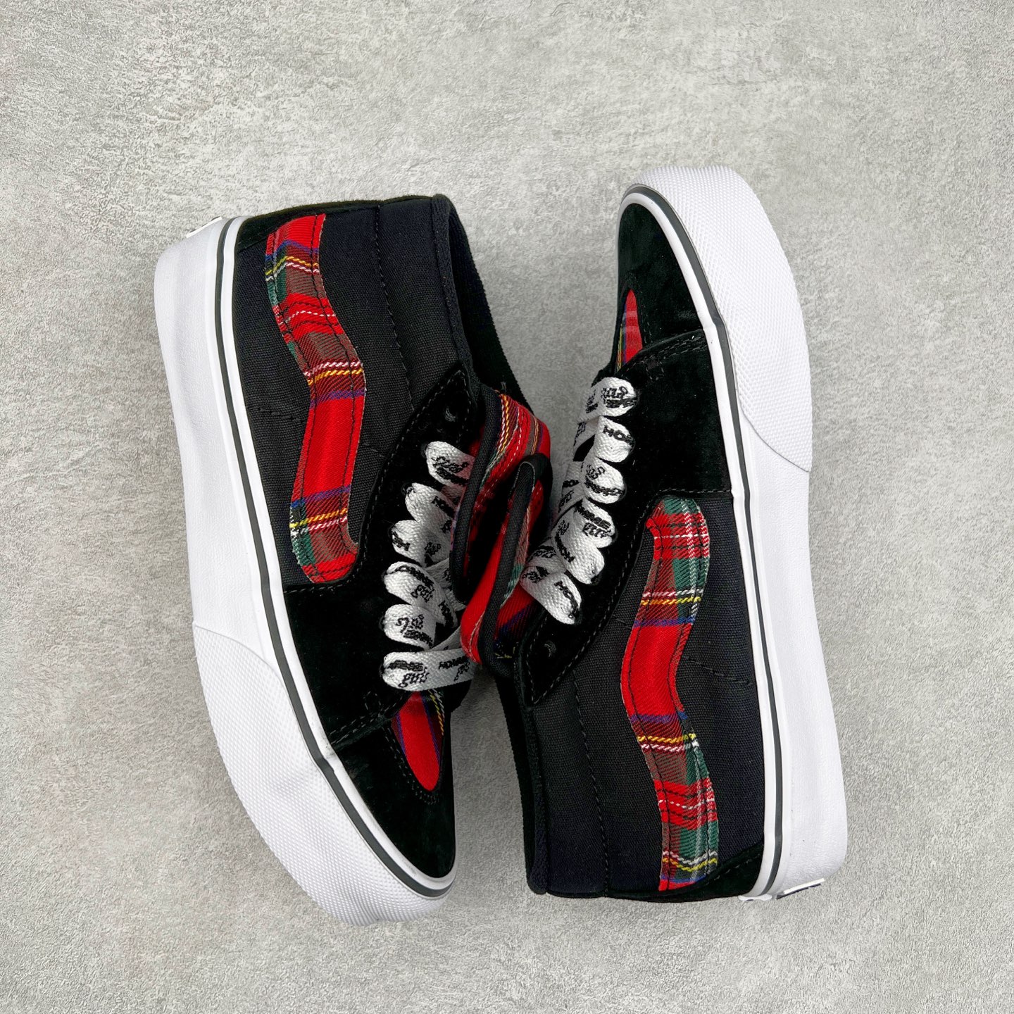 图片[3]-Vans x HommeGirls SK8-Mid Vans OTW携手hommegirls最新联名 时尚百搭防滑耐磨黑色苏格兰中帮休闲板鞋 加粗的侧边条纹以及外翻延伸的鞋舌搭配加粗满印鞋带 注入时尚基因 设计感十足 尺码：35 36 36.5 37 38 38.5 39 40 40.5 41 42 42.5 43 44 45-选品中心