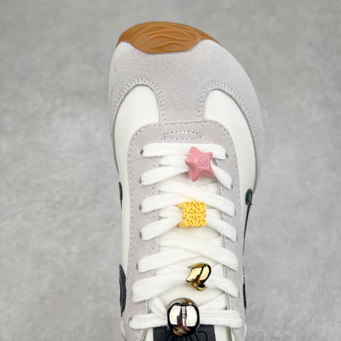 图片[4]-罗意威Loewe Ballet Runner 2.0 Sneakers 芭蕾舞2.0系列阿甘复古风德训薄底百搭休闲运动鞋 市面最高性价比 实体平台跑量 主打推荐好货 采用反绒牛皮革拼接头层皮饰片鞋面材质鞋身原装高密度防刮尼龙面料,极好柔软效果双层乳胶缓震鞋垫外部搭配轻量EVA缓震组合橡胶防滑片装外底不对称鞋头设计、袜状内部结构，轻盈橡胶外底延伸至鞋头 20 毫米鞋跟，附白色和同色系鞋带侧面饰有 L 徽标，鞋舌饰有压纹 Anagram 后跟标签饰有注塑橡胶 LOEWE 标志升级原楦型开发纸版全手工拉帮工艺成型 尺码：35 36 37 38 39 40-选品中心