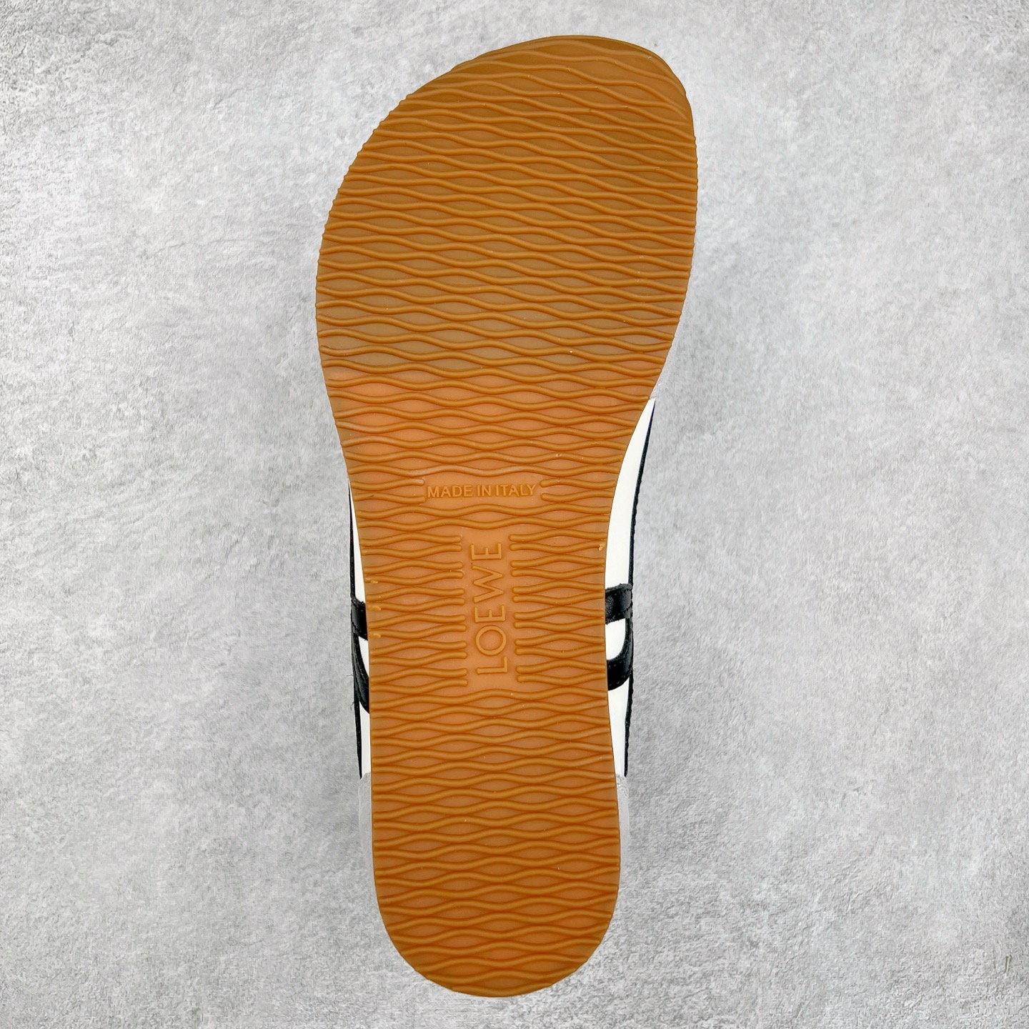 图片[9]-罗意威Loewe Ballet Runner 2.0 Sneakers 芭蕾舞2.0系列阿甘复古风德训薄底百搭休闲运动鞋 市面最高性价比 实体平台跑量 主打推荐好货 采用反绒牛皮革拼接头层皮饰片鞋面材质鞋身原装高密度防刮尼龙面料,极好柔软效果双层乳胶缓震鞋垫外部搭配轻量EVA缓震组合橡胶防滑片装外底不对称鞋头设计、袜状内部结构，轻盈橡胶外底延伸至鞋头 20 毫米鞋跟，附白色和同色系鞋带侧面饰有 L 徽标，鞋舌饰有压纹 Anagram 后跟标签饰有注塑橡胶 LOEWE 标志升级原楦型开发纸版全手工拉帮工艺成型 尺码：35 36 37 38 39 40-选品中心