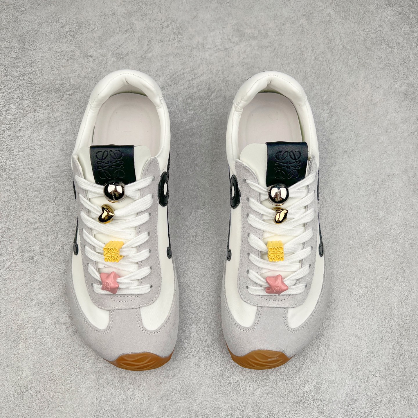 图片[2]-罗意威Loewe Ballet Runner 2.0 Sneakers 芭蕾舞2.0系列阿甘复古风德训薄底百搭休闲运动鞋 市面最高性价比 实体平台跑量 主打推荐好货 采用反绒牛皮革拼接头层皮饰片鞋面材质鞋身原装高密度防刮尼龙面料,极好柔软效果双层乳胶缓震鞋垫外部搭配轻量EVA缓震组合橡胶防滑片装外底不对称鞋头设计、袜状内部结构，轻盈橡胶外底延伸至鞋头 20 毫米鞋跟，附白色和同色系鞋带侧面饰有 L 徽标，鞋舌饰有压纹 Anagram 后跟标签饰有注塑橡胶 LOEWE 标志升级原楦型开发纸版全手工拉帮工艺成型 尺码：35 36 37 38 39 40-选品中心