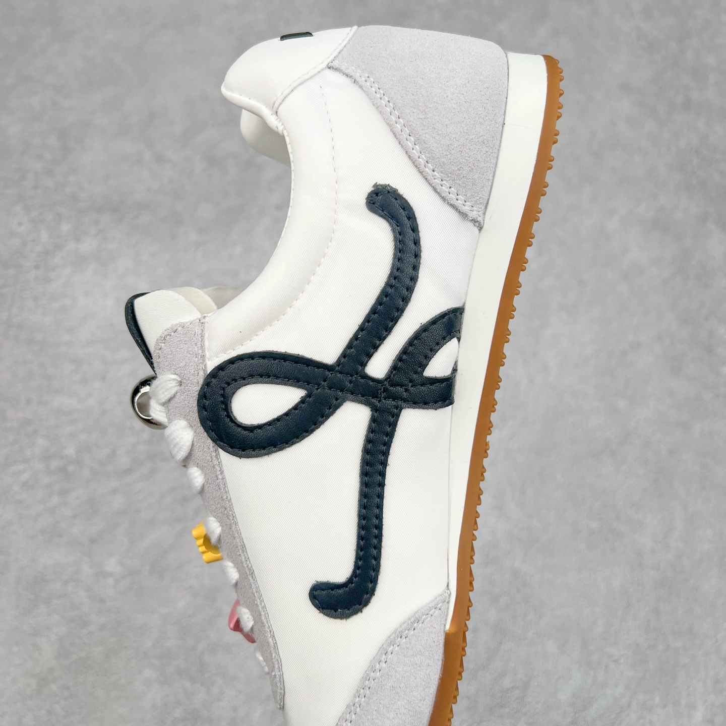 图片[7]-罗意威Loewe Ballet Runner 2.0 Sneakers 芭蕾舞2.0系列阿甘复古风德训薄底百搭休闲运动鞋 市面最高性价比 实体平台跑量 主打推荐好货 采用反绒牛皮革拼接头层皮饰片鞋面材质鞋身原装高密度防刮尼龙面料,极好柔软效果双层乳胶缓震鞋垫外部搭配轻量EVA缓震组合橡胶防滑片装外底不对称鞋头设计、袜状内部结构，轻盈橡胶外底延伸至鞋头 20 毫米鞋跟，附白色和同色系鞋带侧面饰有 L 徽标，鞋舌饰有压纹 Anagram 后跟标签饰有注塑橡胶 LOEWE 标志升级原楦型开发纸版全手工拉帮工艺成型 尺码：35 36 37 38 39 40-选品中心