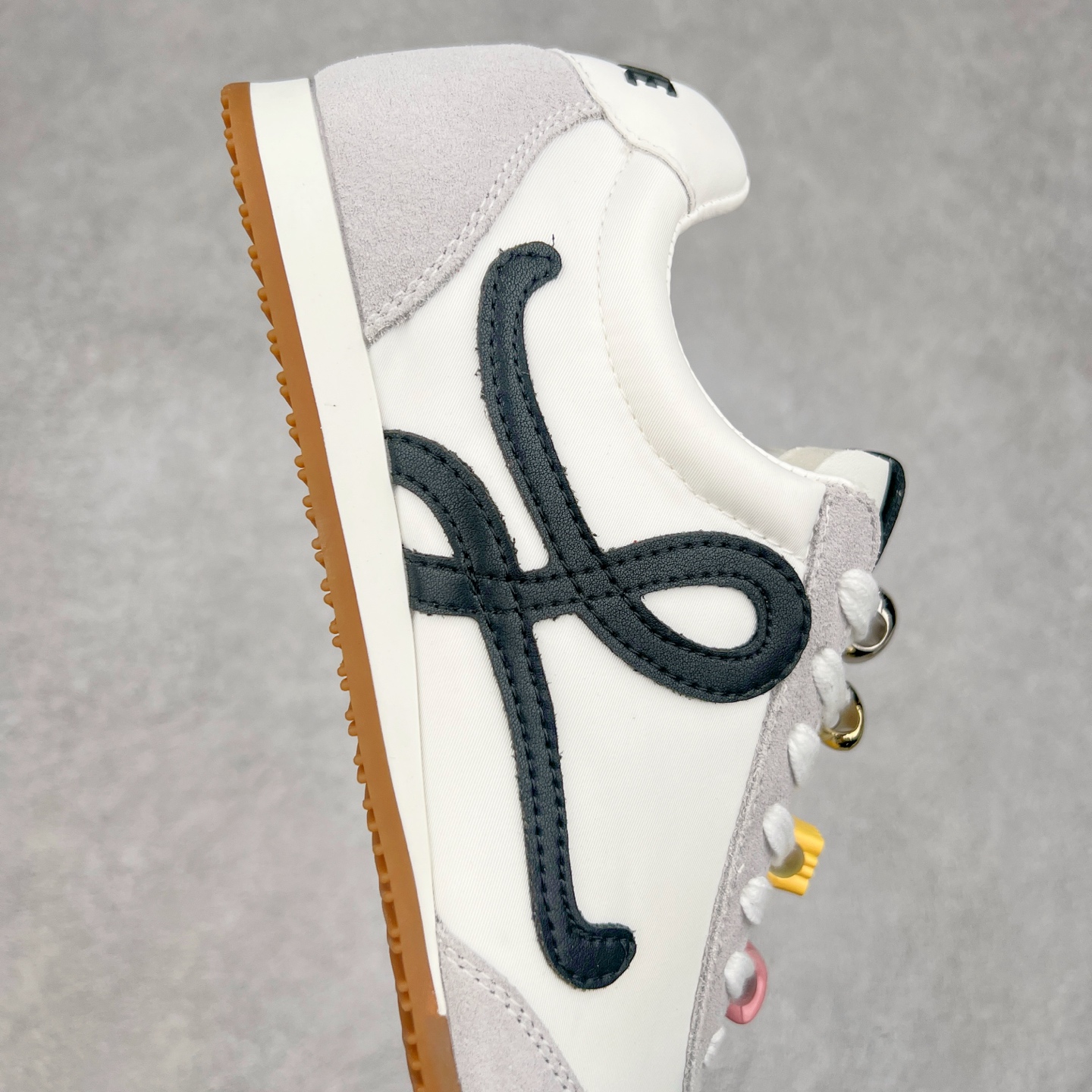 图片[6]-罗意威Loewe Ballet Runner 2.0 Sneakers 芭蕾舞2.0系列阿甘复古风德训薄底百搭休闲运动鞋 市面最高性价比 实体平台跑量 主打推荐好货 采用反绒牛皮革拼接头层皮饰片鞋面材质鞋身原装高密度防刮尼龙面料,极好柔软效果双层乳胶缓震鞋垫外部搭配轻量EVA缓震组合橡胶防滑片装外底不对称鞋头设计、袜状内部结构，轻盈橡胶外底延伸至鞋头 20 毫米鞋跟，附白色和同色系鞋带侧面饰有 L 徽标，鞋舌饰有压纹 Anagram 后跟标签饰有注塑橡胶 LOEWE 标志升级原楦型开发纸版全手工拉帮工艺成型 尺码：35 36 37 38 39 40-选品中心