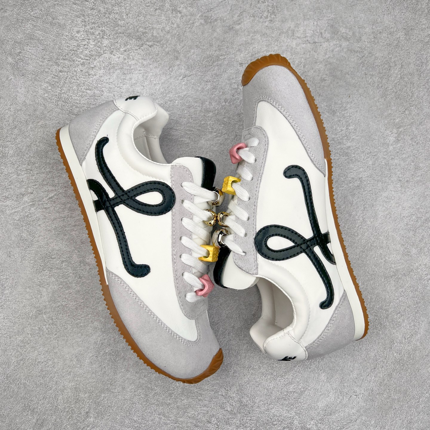 图片[3]-罗意威Loewe Ballet Runner 2.0 Sneakers 芭蕾舞2.0系列阿甘复古风德训薄底百搭休闲运动鞋 市面最高性价比 实体平台跑量 主打推荐好货 采用反绒牛皮革拼接头层皮饰片鞋面材质鞋身原装高密度防刮尼龙面料,极好柔软效果双层乳胶缓震鞋垫外部搭配轻量EVA缓震组合橡胶防滑片装外底不对称鞋头设计、袜状内部结构，轻盈橡胶外底延伸至鞋头 20 毫米鞋跟，附白色和同色系鞋带侧面饰有 L 徽标，鞋舌饰有压纹 Anagram 后跟标签饰有注塑橡胶 LOEWE 标志升级原楦型开发纸版全手工拉帮工艺成型 尺码：35 36 37 38 39 40-选品中心