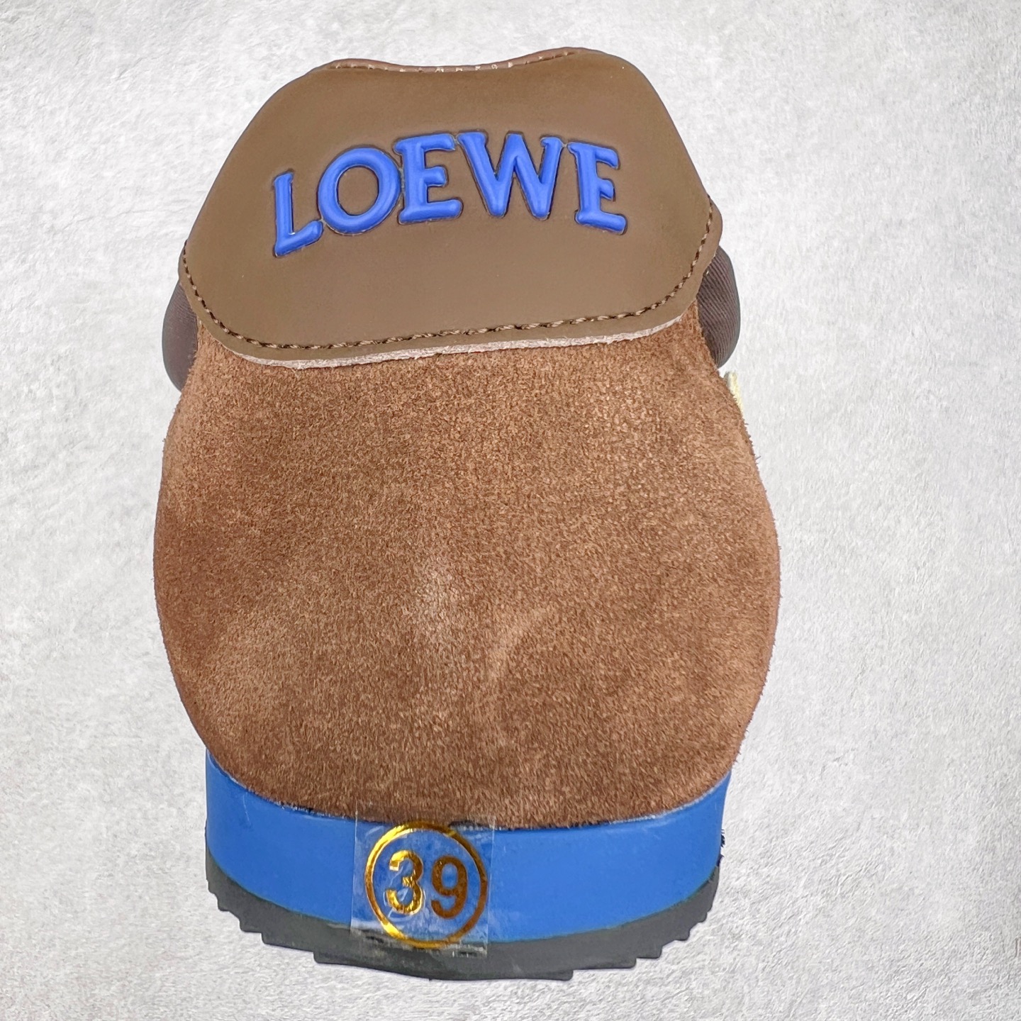 图片[8]-罗意威Loewe Ballet Runner 2.0 Sneakers 芭蕾舞2.0系列阿甘复古风德训薄底百搭休闲运动鞋 市面最高性价比 实体平台跑量 主打推荐好货 采用反绒牛皮革拼接头层皮饰片鞋面材质鞋身原装高密度防刮尼龙面料,极好柔软效果双层乳胶缓震鞋垫外部搭配轻量EVA缓震组合橡胶防滑片装外底不对称鞋头设计、袜状内部结构，轻盈橡胶外底延伸至鞋头 20 毫米鞋跟，附白色和同色系鞋带侧面饰有 L 徽标，鞋舌饰有压纹 Anagram 后跟标签饰有注塑橡胶 LOEWE 标志升级原楦型开发纸版全手工拉帮工艺成型 尺码：35 36 37 38 39 40-选品中心