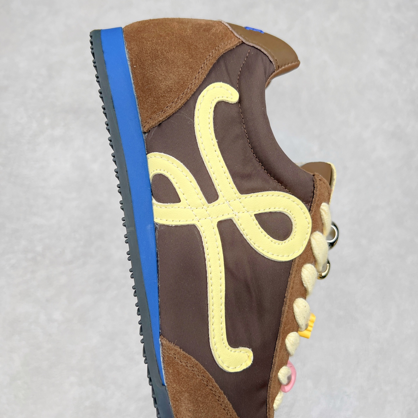 图片[6]-罗意威Loewe Ballet Runner 2.0 Sneakers 芭蕾舞2.0系列阿甘复古风德训薄底百搭休闲运动鞋 市面最高性价比 实体平台跑量 主打推荐好货 采用反绒牛皮革拼接头层皮饰片鞋面材质鞋身原装高密度防刮尼龙面料,极好柔软效果双层乳胶缓震鞋垫外部搭配轻量EVA缓震组合橡胶防滑片装外底不对称鞋头设计、袜状内部结构，轻盈橡胶外底延伸至鞋头 20 毫米鞋跟，附白色和同色系鞋带侧面饰有 L 徽标，鞋舌饰有压纹 Anagram 后跟标签饰有注塑橡胶 LOEWE 标志升级原楦型开发纸版全手工拉帮工艺成型 尺码：35 36 37 38 39 40-选品中心