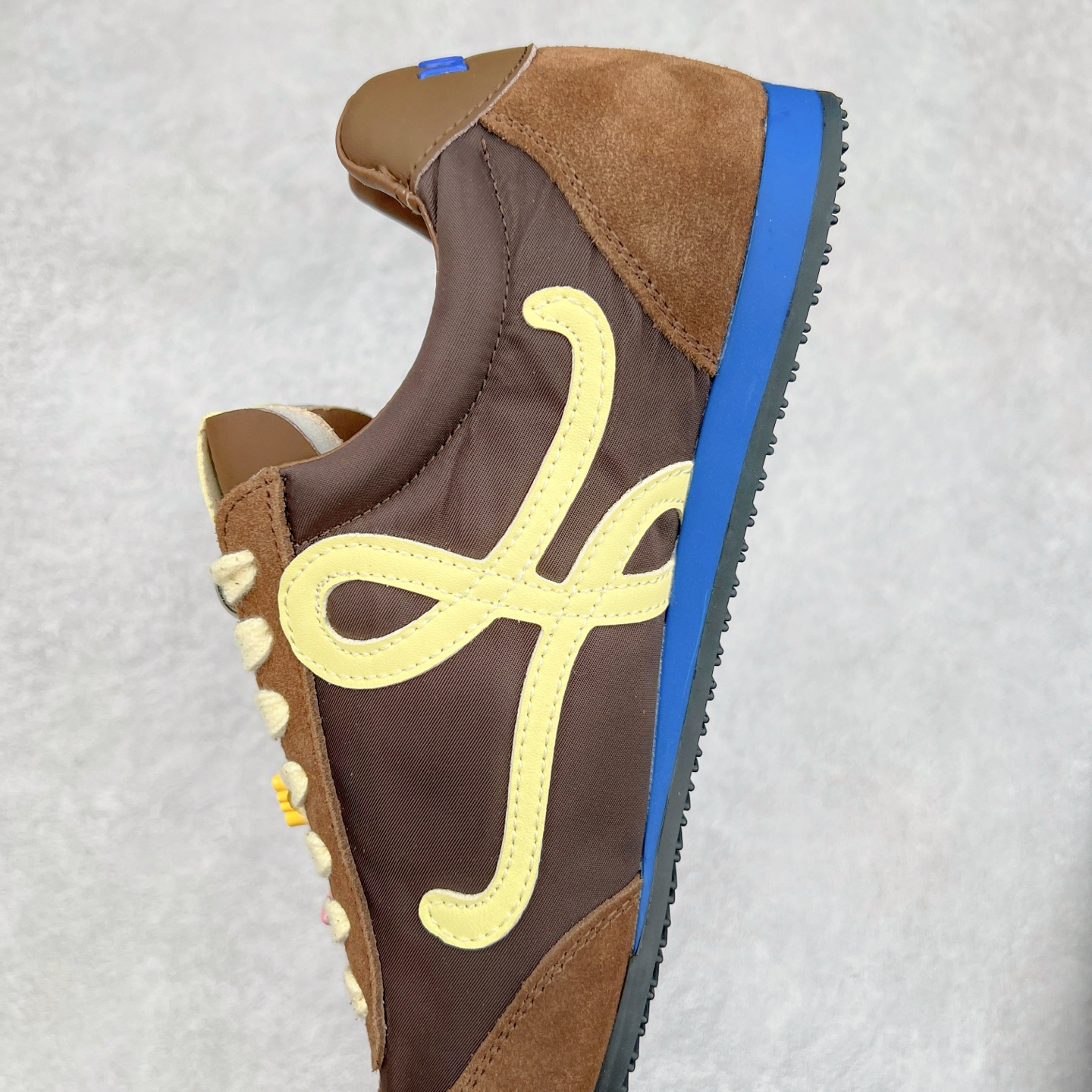 图片[7]-罗意威Loewe Ballet Runner 2.0 Sneakers 芭蕾舞2.0系列阿甘复古风德训薄底百搭休闲运动鞋 市面最高性价比 实体平台跑量 主打推荐好货 采用反绒牛皮革拼接头层皮饰片鞋面材质鞋身原装高密度防刮尼龙面料,极好柔软效果双层乳胶缓震鞋垫外部搭配轻量EVA缓震组合橡胶防滑片装外底不对称鞋头设计、袜状内部结构，轻盈橡胶外底延伸至鞋头 20 毫米鞋跟，附白色和同色系鞋带侧面饰有 L 徽标，鞋舌饰有压纹 Anagram 后跟标签饰有注塑橡胶 LOEWE 标志升级原楦型开发纸版全手工拉帮工艺成型 尺码：35 36 37 38 39 40-选品中心