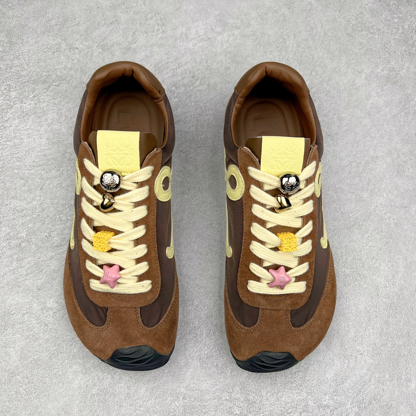 图片[2]-罗意威Loewe Ballet Runner 2.0 Sneakers 芭蕾舞2.0系列阿甘复古风德训薄底百搭休闲运动鞋 市面最高性价比 实体平台跑量 主打推荐好货 采用反绒牛皮革拼接头层皮饰片鞋面材质鞋身原装高密度防刮尼龙面料,极好柔软效果双层乳胶缓震鞋垫外部搭配轻量EVA缓震组合橡胶防滑片装外底不对称鞋头设计、袜状内部结构，轻盈橡胶外底延伸至鞋头 20 毫米鞋跟，附白色和同色系鞋带侧面饰有 L 徽标，鞋舌饰有压纹 Anagram 后跟标签饰有注塑橡胶 LOEWE 标志升级原楦型开发纸版全手工拉帮工艺成型 尺码：35 36 37 38 39 40-选品中心