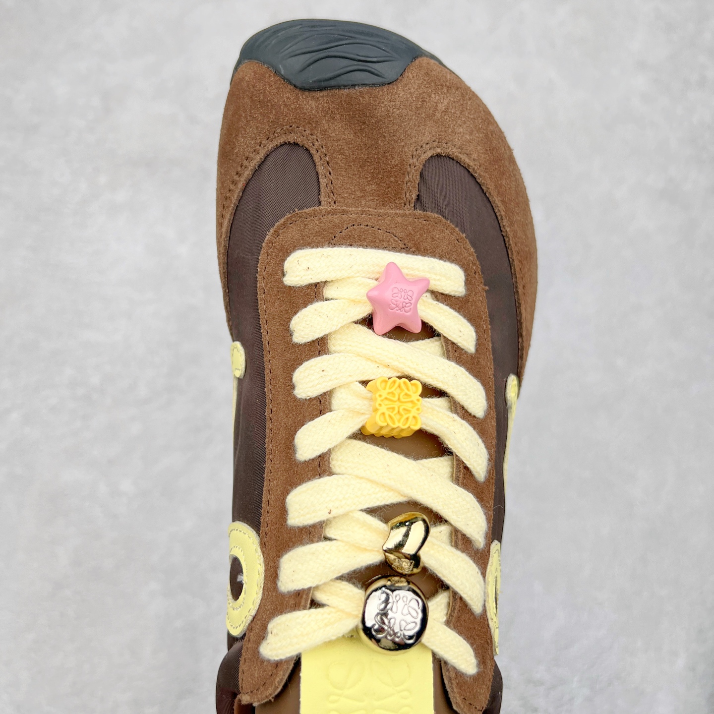 图片[4]-罗意威Loewe Ballet Runner 2.0 Sneakers 芭蕾舞2.0系列阿甘复古风德训薄底百搭休闲运动鞋 市面最高性价比 实体平台跑量 主打推荐好货 采用反绒牛皮革拼接头层皮饰片鞋面材质鞋身原装高密度防刮尼龙面料,极好柔软效果双层乳胶缓震鞋垫外部搭配轻量EVA缓震组合橡胶防滑片装外底不对称鞋头设计、袜状内部结构，轻盈橡胶外底延伸至鞋头 20 毫米鞋跟，附白色和同色系鞋带侧面饰有 L 徽标，鞋舌饰有压纹 Anagram 后跟标签饰有注塑橡胶 LOEWE 标志升级原楦型开发纸版全手工拉帮工艺成型 尺码：35 36 37 38 39 40-选品中心