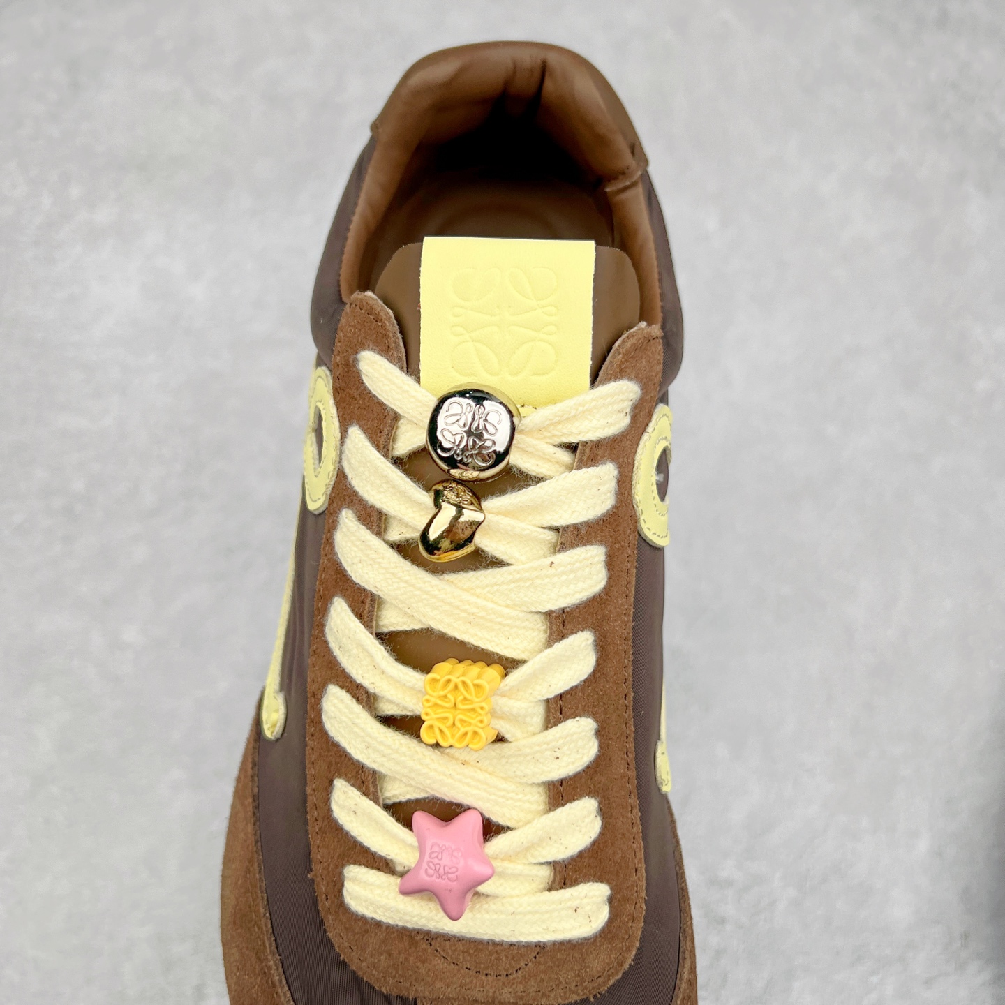 图片[5]-罗意威Loewe Ballet Runner 2.0 Sneakers 芭蕾舞2.0系列阿甘复古风德训薄底百搭休闲运动鞋 市面最高性价比 实体平台跑量 主打推荐好货 采用反绒牛皮革拼接头层皮饰片鞋面材质鞋身原装高密度防刮尼龙面料,极好柔软效果双层乳胶缓震鞋垫外部搭配轻量EVA缓震组合橡胶防滑片装外底不对称鞋头设计、袜状内部结构，轻盈橡胶外底延伸至鞋头 20 毫米鞋跟，附白色和同色系鞋带侧面饰有 L 徽标，鞋舌饰有压纹 Anagram 后跟标签饰有注塑橡胶 LOEWE 标志升级原楦型开发纸版全手工拉帮工艺成型 尺码：35 36 37 38 39 40-选品中心