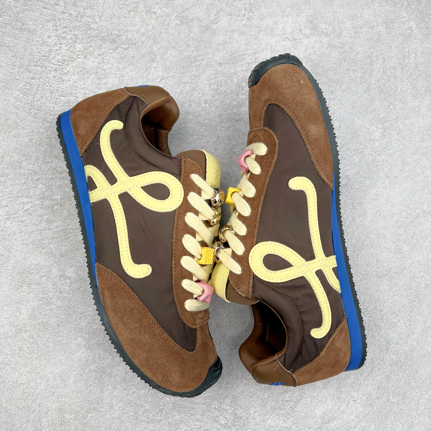 图片[3]-罗意威Loewe Ballet Runner 2.0 Sneakers 芭蕾舞2.0系列阿甘复古风德训薄底百搭休闲运动鞋 市面最高性价比 实体平台跑量 主打推荐好货 采用反绒牛皮革拼接头层皮饰片鞋面材质鞋身原装高密度防刮尼龙面料,极好柔软效果双层乳胶缓震鞋垫外部搭配轻量EVA缓震组合橡胶防滑片装外底不对称鞋头设计、袜状内部结构，轻盈橡胶外底延伸至鞋头 20 毫米鞋跟，附白色和同色系鞋带侧面饰有 L 徽标，鞋舌饰有压纹 Anagram 后跟标签饰有注塑橡胶 LOEWE 标志升级原楦型开发纸版全手工拉帮工艺成型 尺码：35 36 37 38 39 40-选品中心