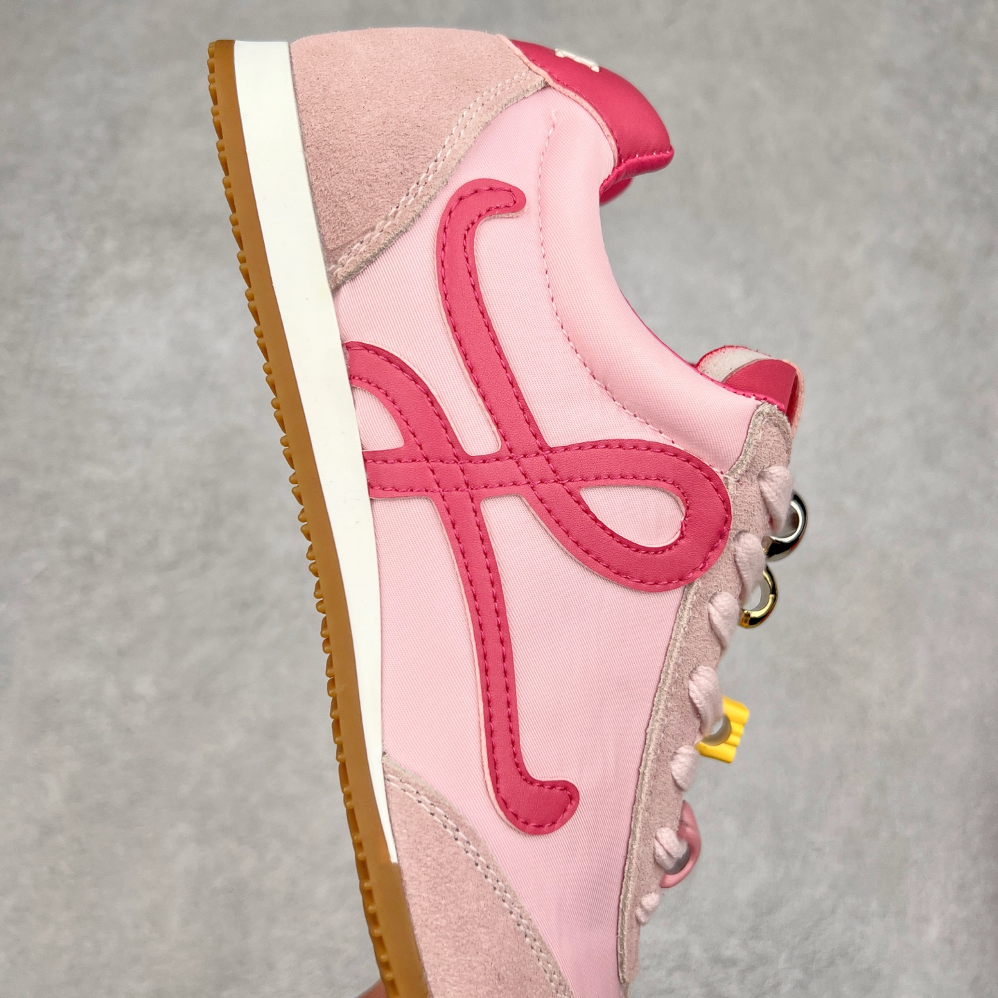 图片[6]-罗意威Loewe Ballet Runner 2.0 Sneakers 芭蕾舞2.0系列阿甘复古风德训薄底百搭休闲运动鞋 市面最高性价比 实体平台跑量 主打推荐好货 采用反绒牛皮革拼接头层皮饰片鞋面材质鞋身原装高密度防刮尼龙面料,极好柔软效果双层乳胶缓震鞋垫外部搭配轻量EVA缓震组合橡胶防滑片装外底不对称鞋头设计、袜状内部结构，轻盈橡胶外底延伸至鞋头 20 毫米鞋跟，附白色和同色系鞋带侧面饰有 L 徽标，鞋舌饰有压纹 Anagram 后跟标签饰有注塑橡胶 LOEWE 标志升级原楦型开发纸版全手工拉帮工艺成型 尺码：35 36 37 38 39 40-选品中心